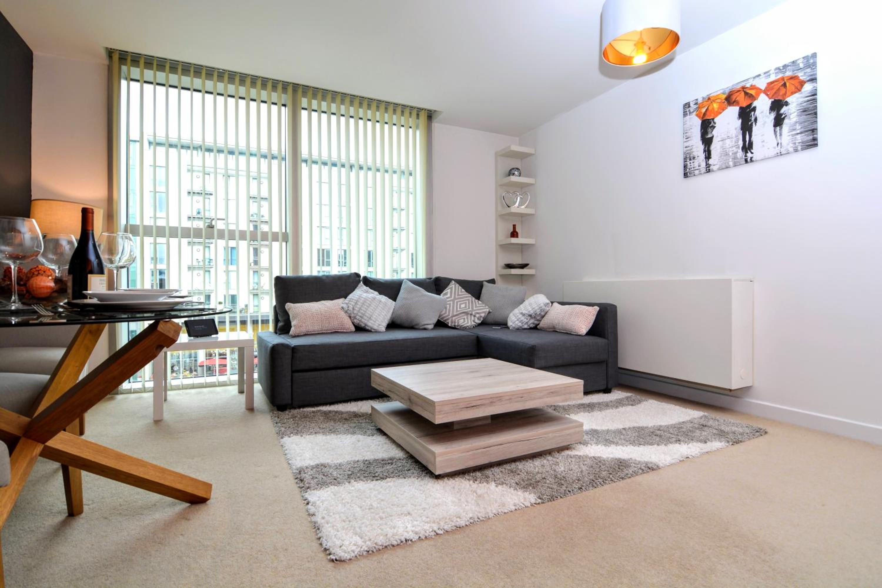 Stylish City Centre Apartment - Home From Home With Fully-Equipped Kitchen, Smart TV, Netflix, Superfast WiFi, Free Parking, Self Check-In - By Brightleap  view 3