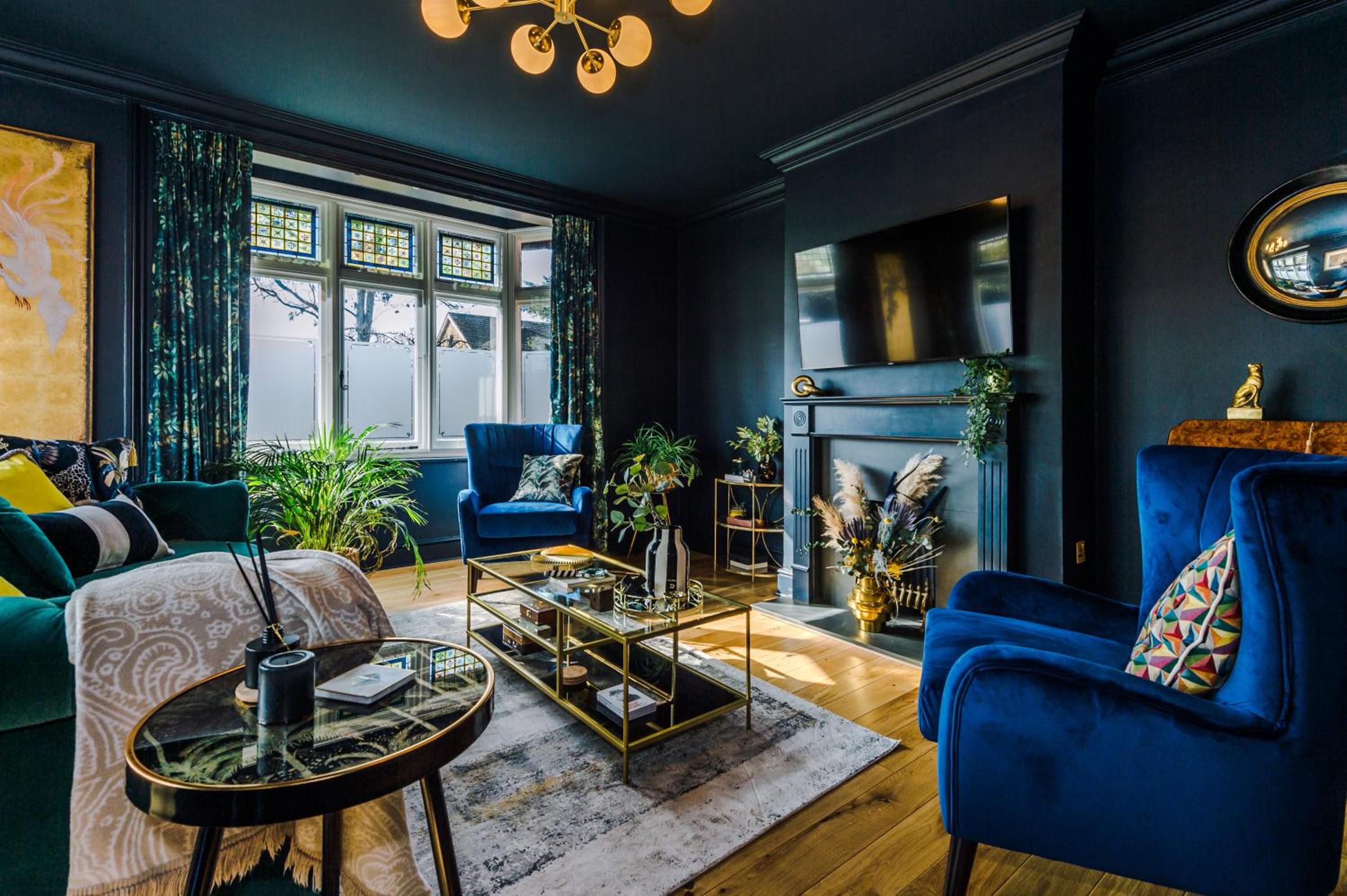 Superb 4 Bed Home in The Windsor Tapestries by Casa by Grace - Sleeps 7-9, Private Hot Tub Hire, Free Parking, Dog Friendly, Legoland, Windsor Castle view 2
