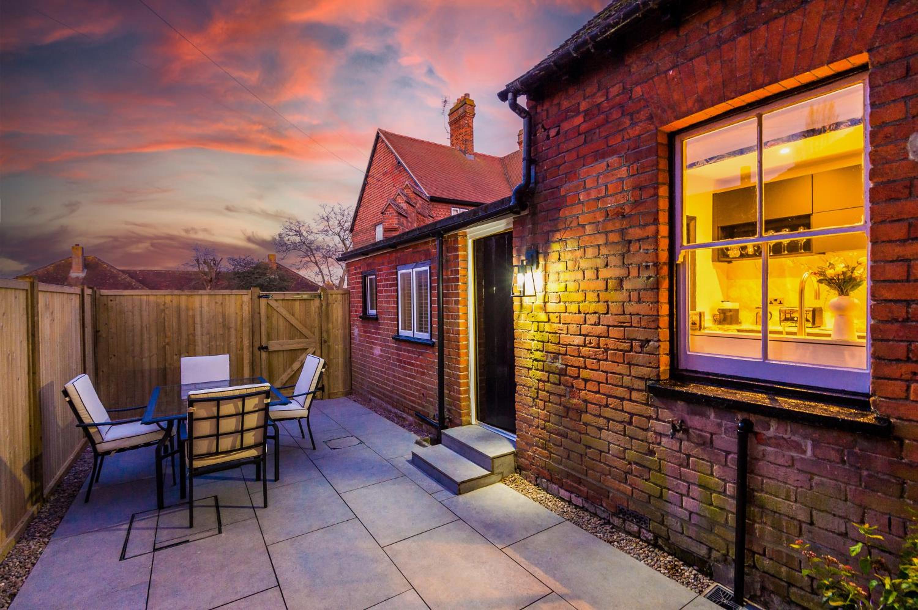 Superb 4 Bed Home in The Windsor Tapestries by Casa by Grace - Sleeps 7-9, Private Hot Tub Hire, Free Parking, Dog Friendly, Legoland, Windsor Castle view 4