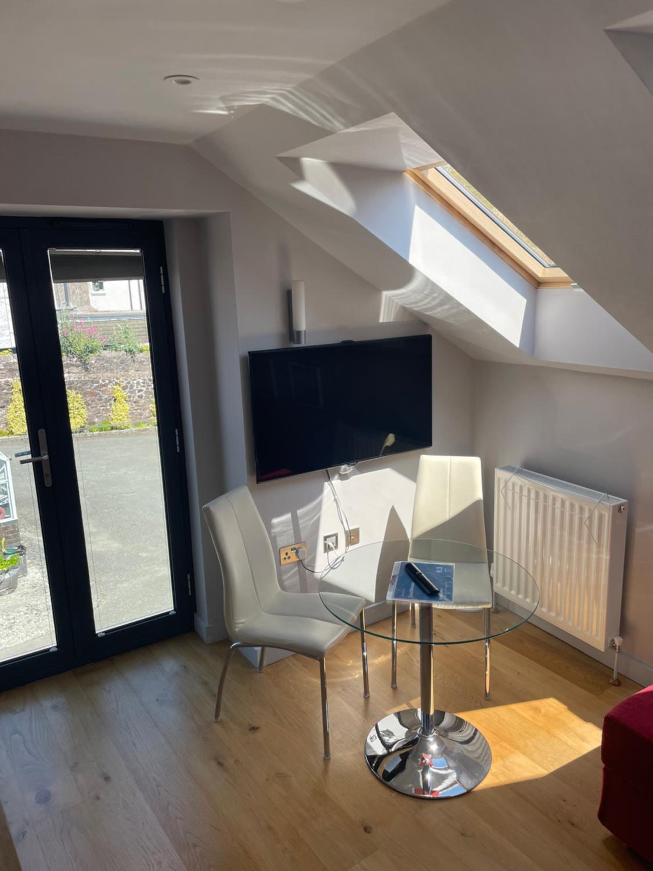 Hotel Coachhouse - Image 1