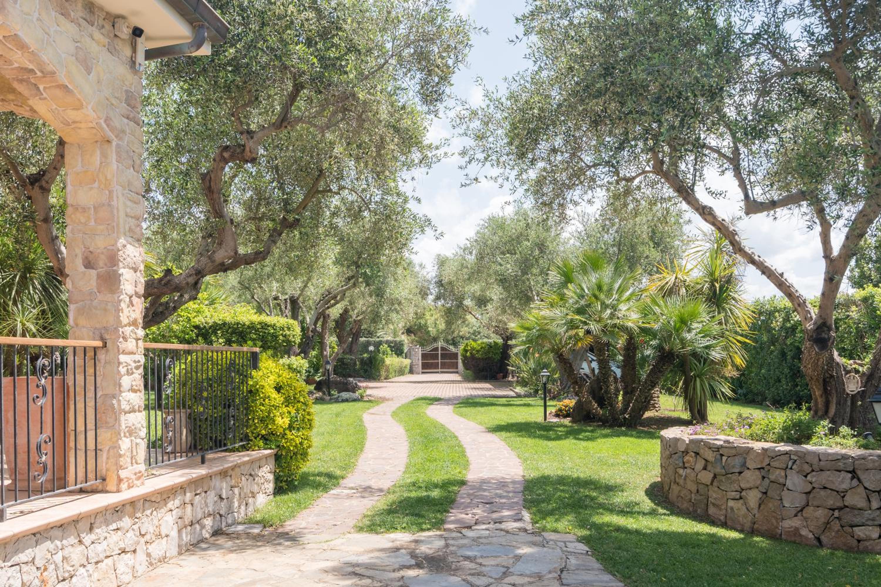 Dimora Patrizia With Pool - Happy Rentals view 4