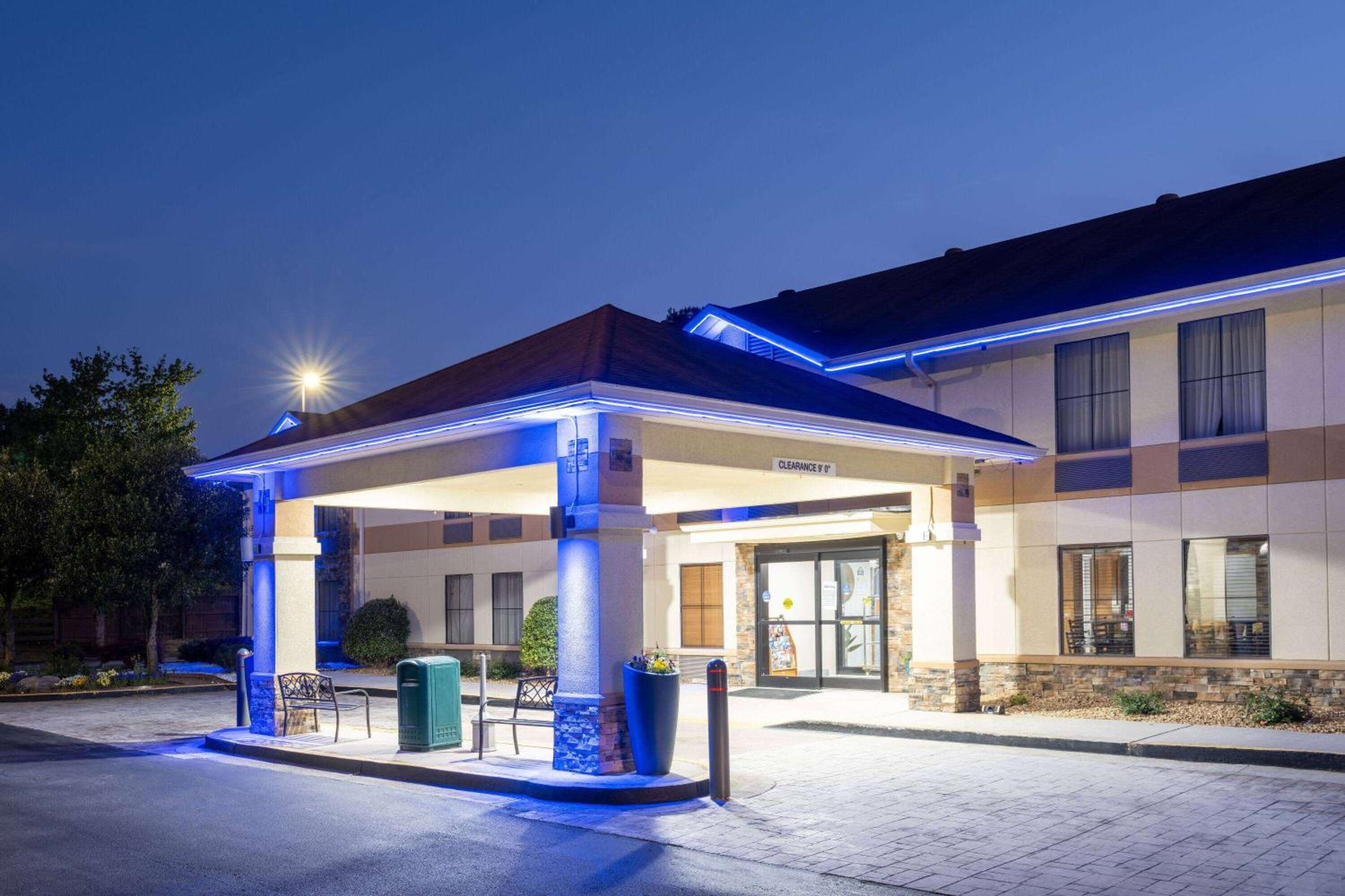 Commerce Vacations - Days Inn Suites by Wyndham Commerce - Property Image 28