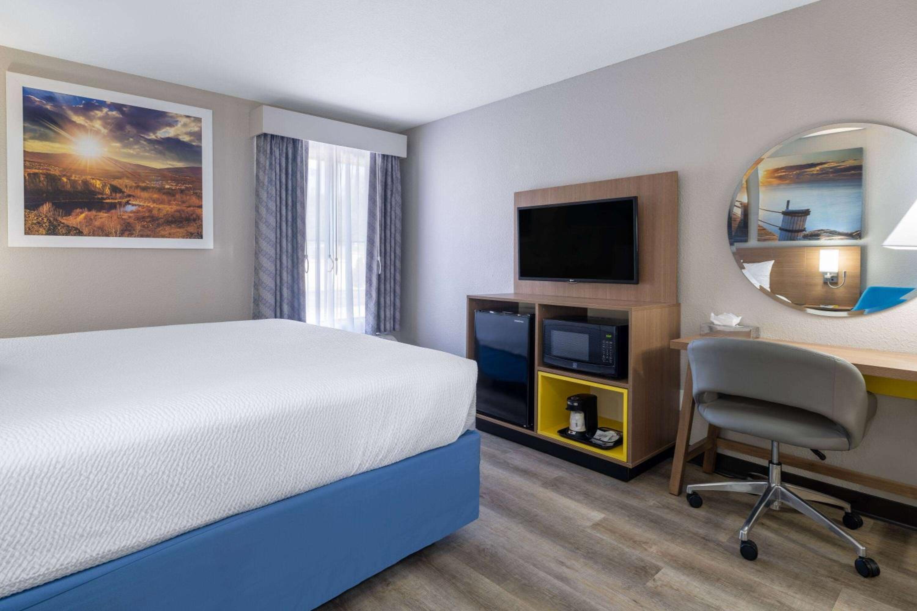Commerce Vacations - Days Inn Suites by Wyndham Commerce - Property Image 2