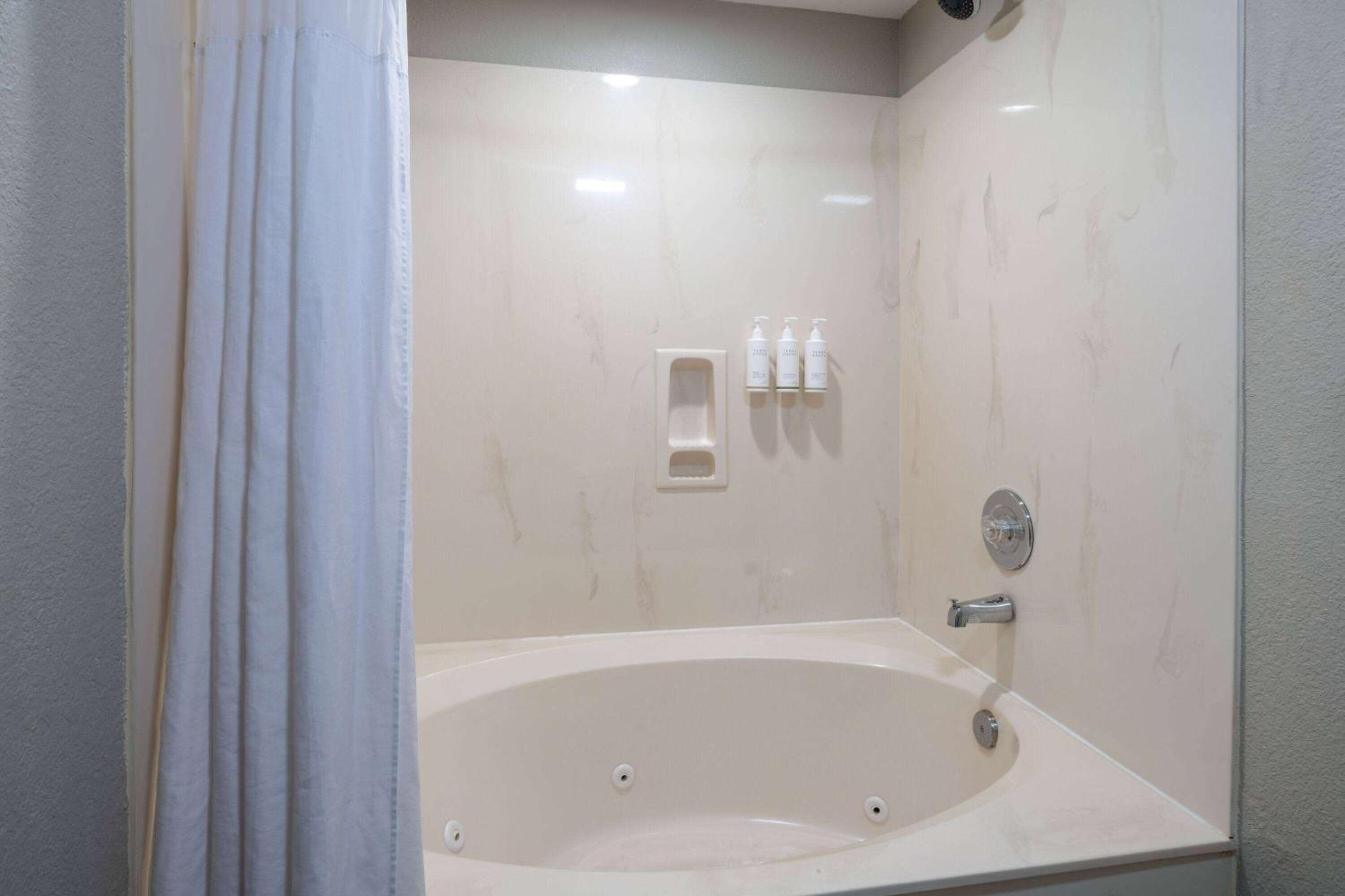 Commerce Vacations - Days Inn Suites by Wyndham Commerce - Property Image 12
