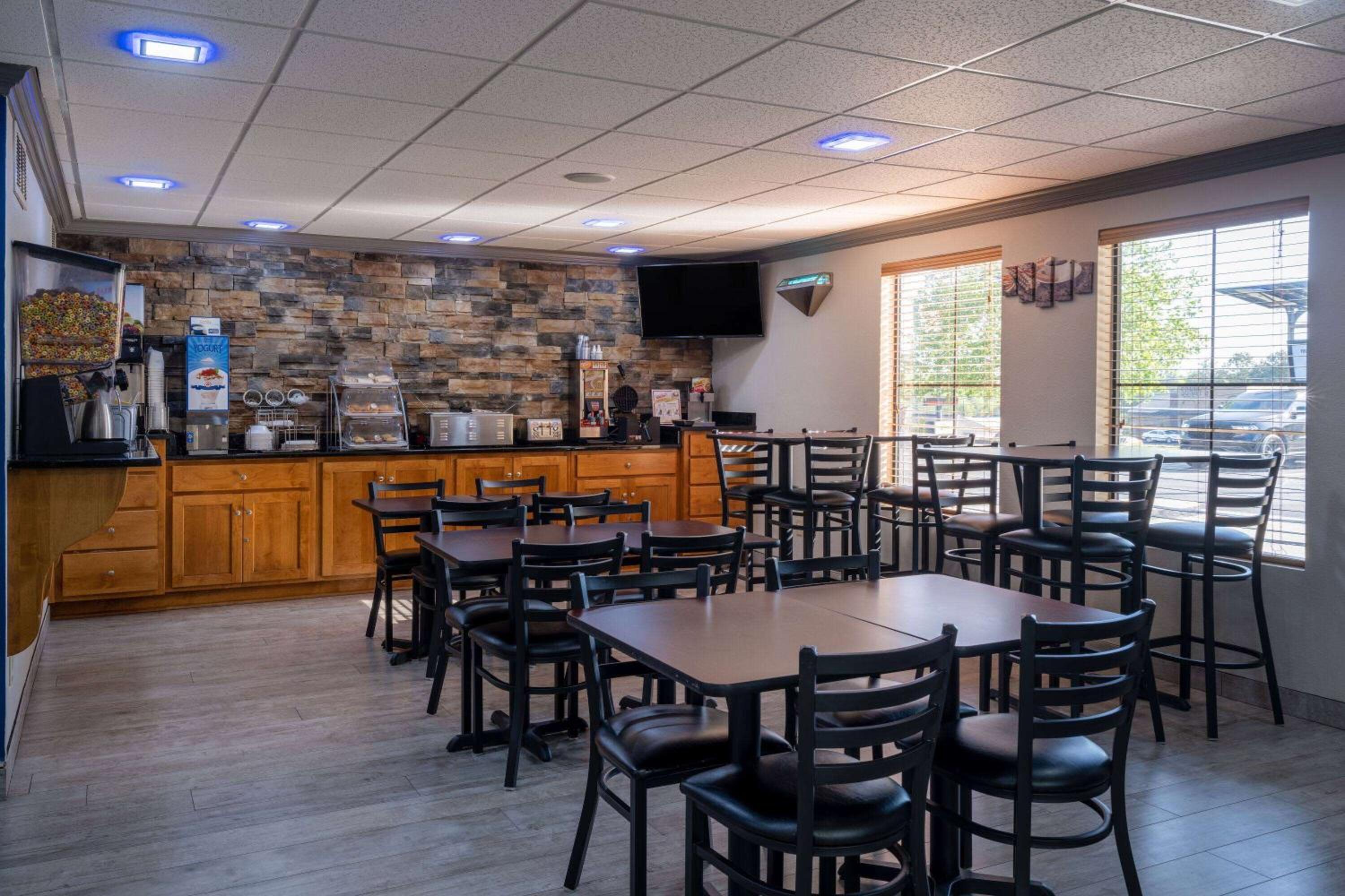 Commerce Vacations - Days Inn Suites by Wyndham Commerce - Property Image 8