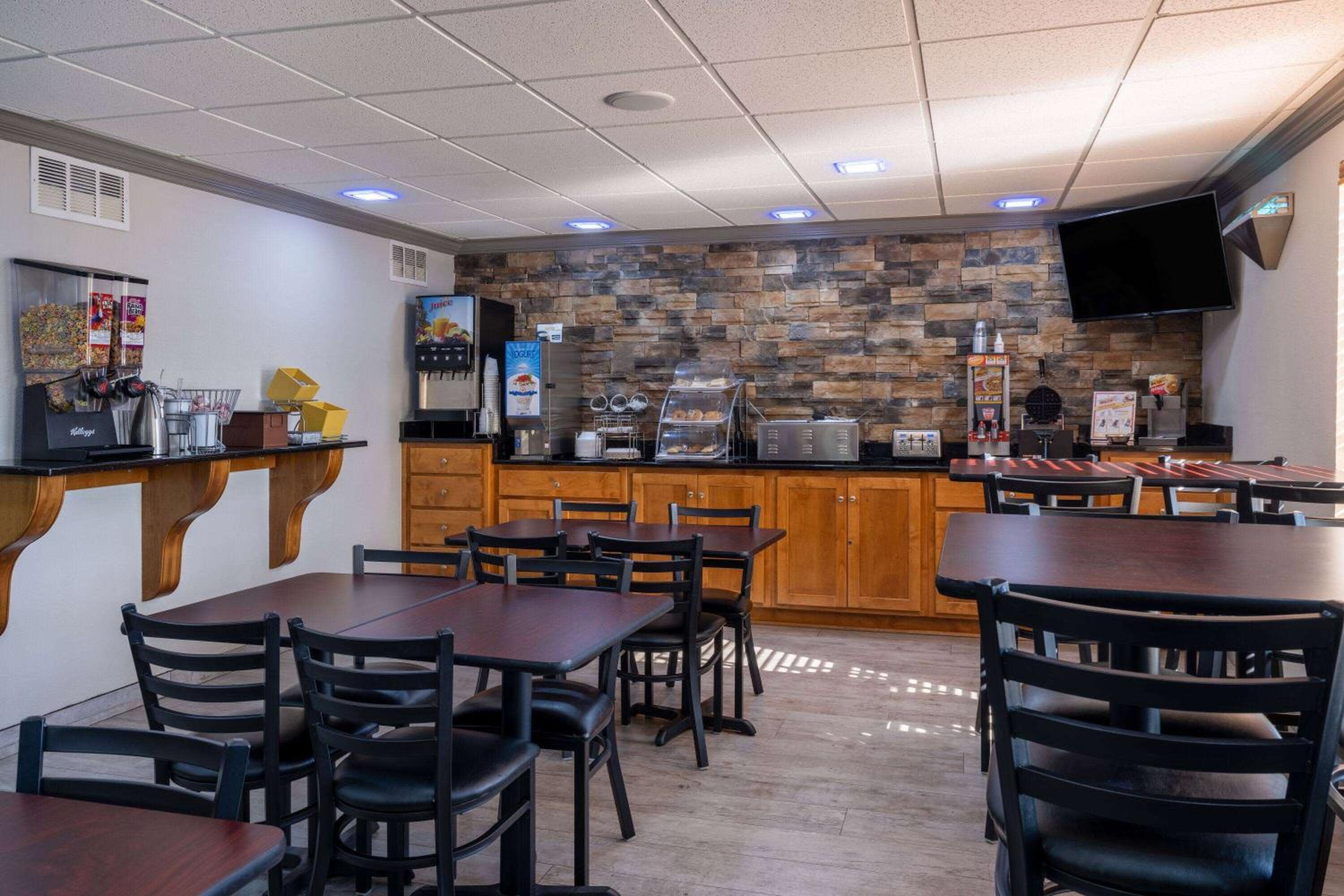 Commerce Vacations - Days Inn Suites by Wyndham Commerce - Property Image 7