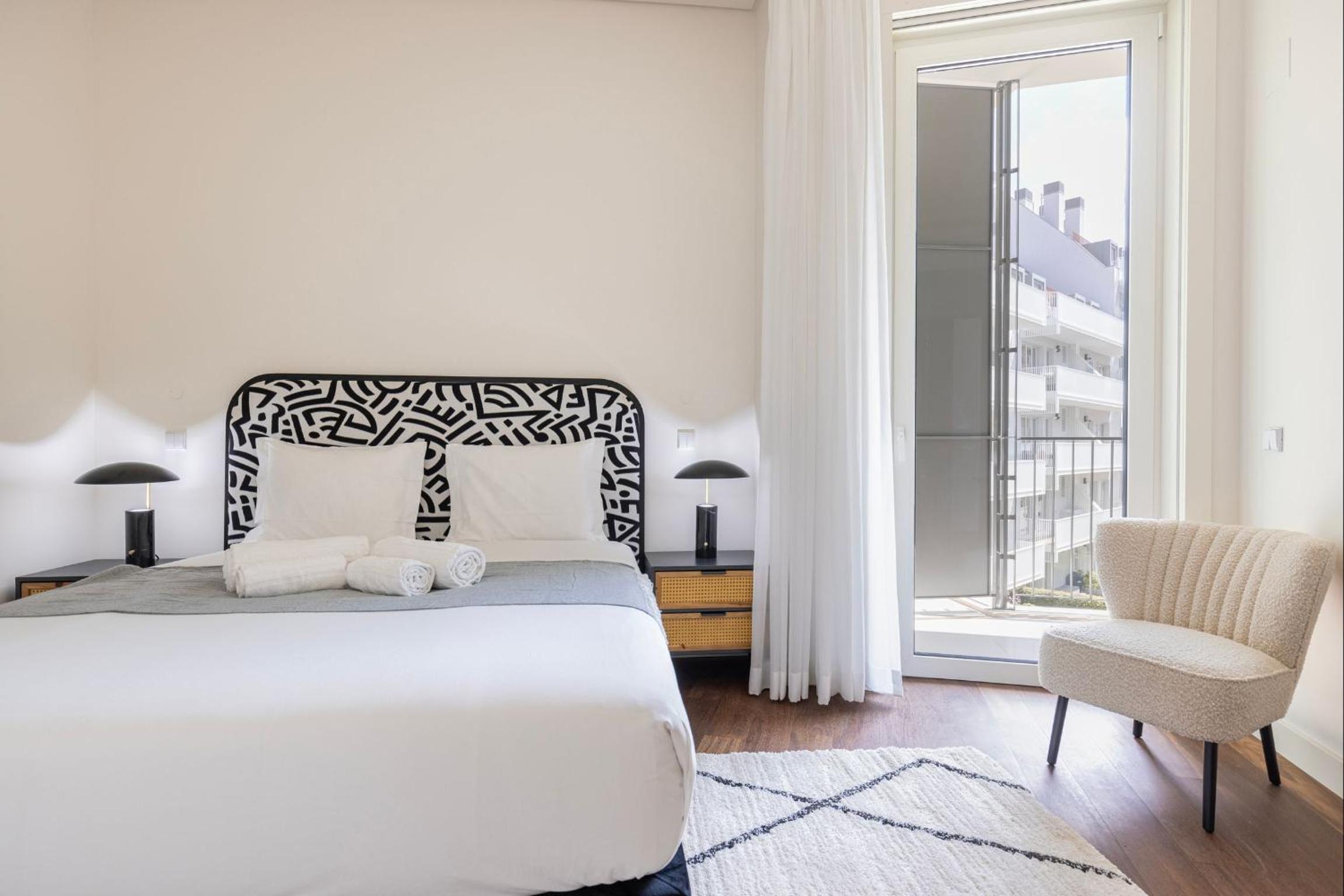 Deluxe Apartment in City Center by LovelyStay view 5