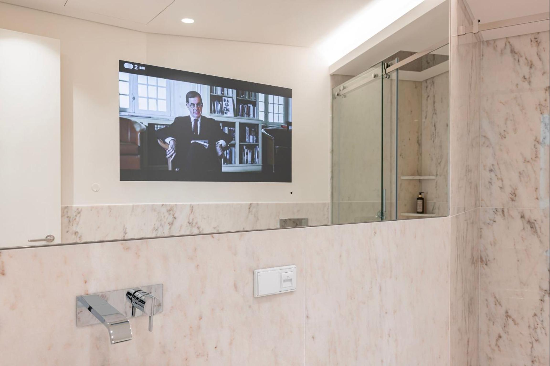 Deluxe Apartment in City Center by LovelyStay view 3