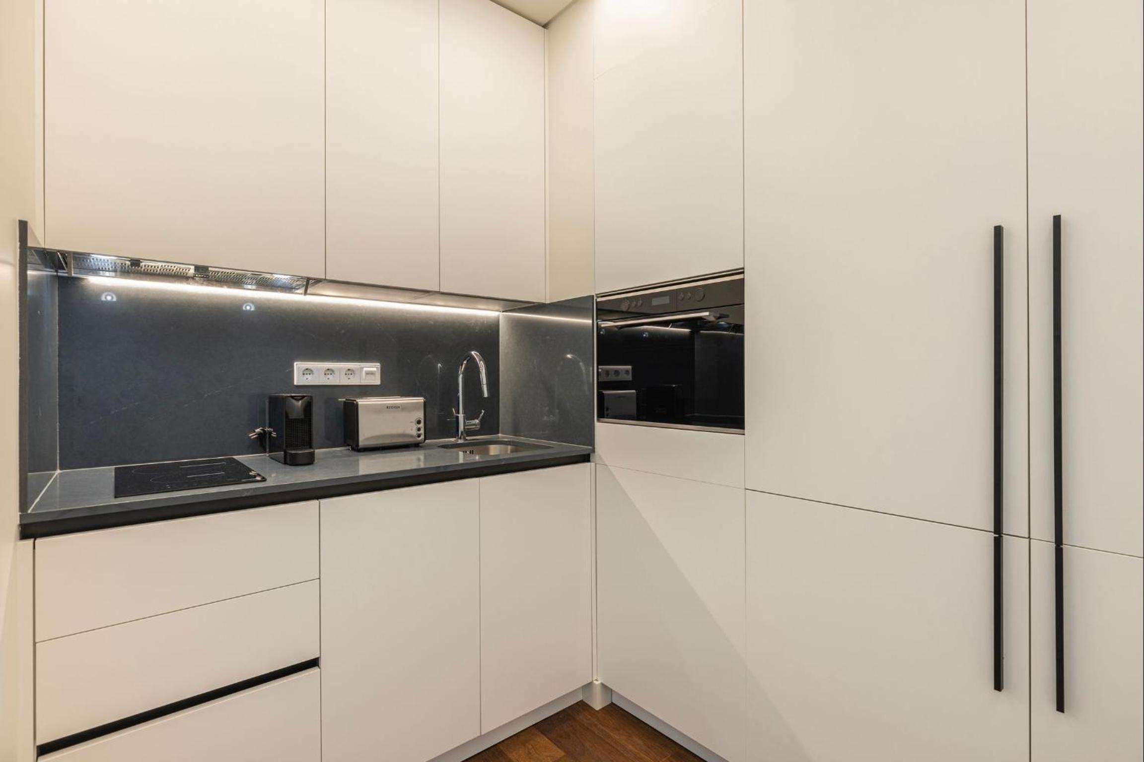 Deluxe Apartment in City Center by LovelyStay view 2