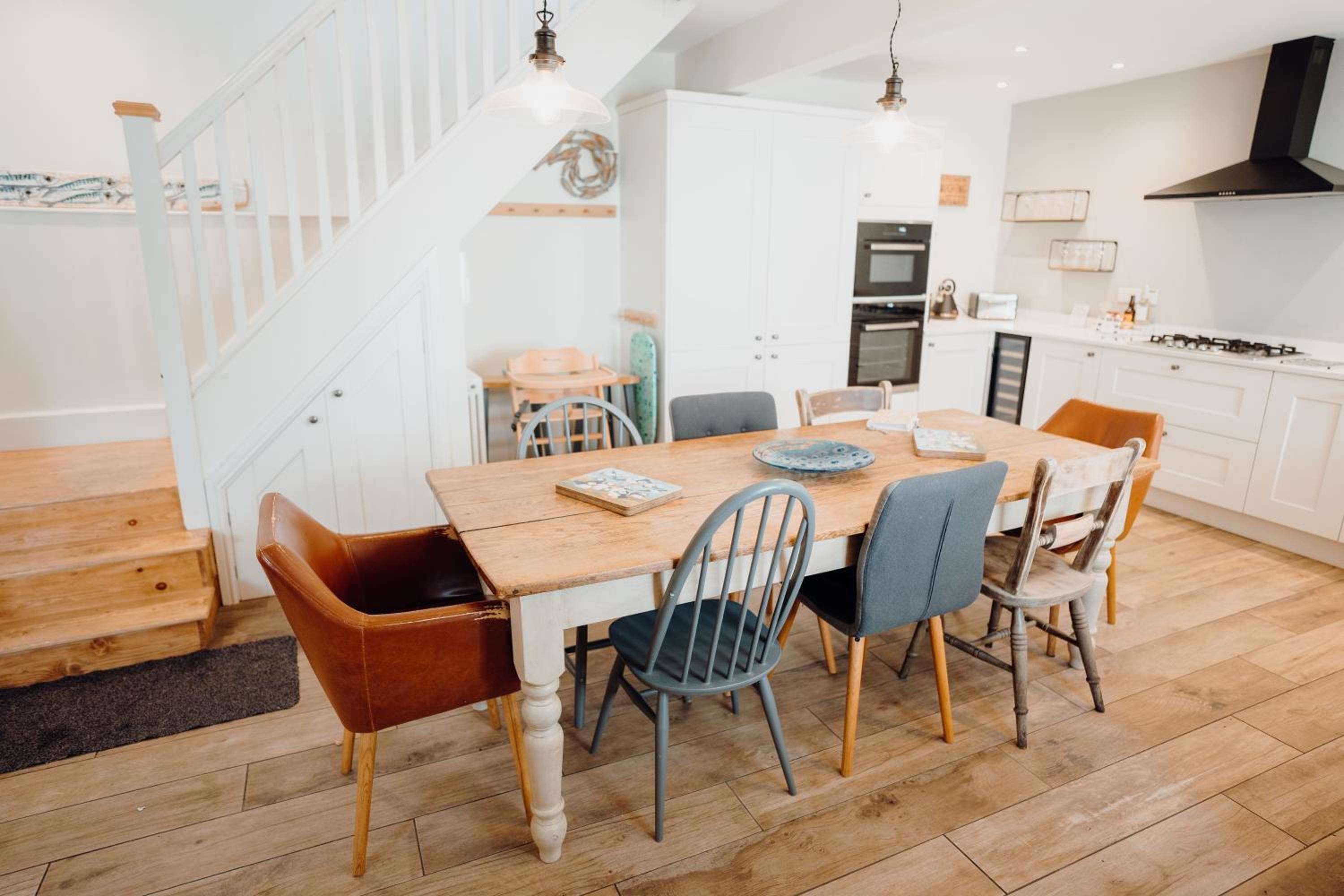 Quaint cosy cottage with a hot tub in Tenby centre view 5
