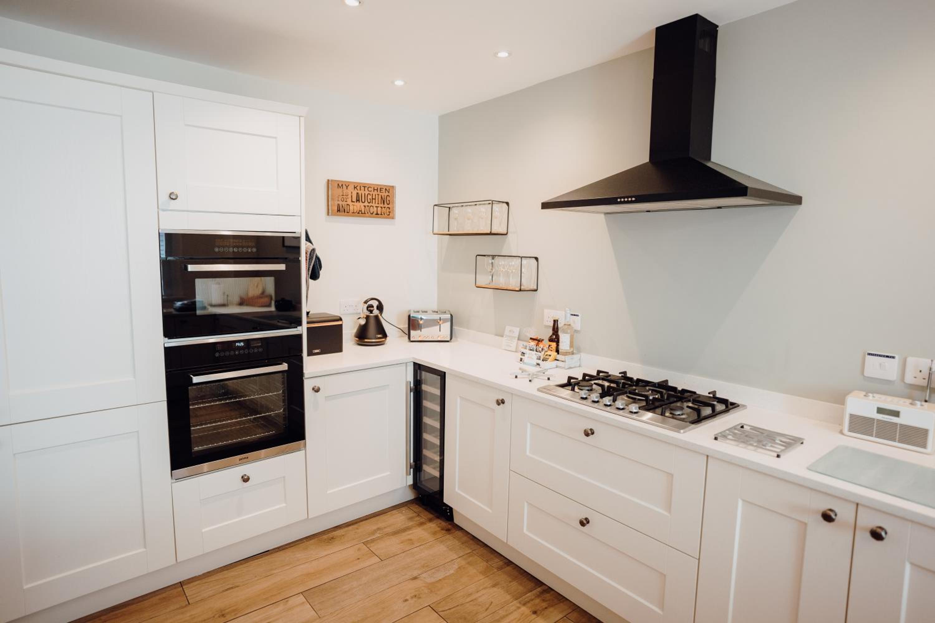Quaint cosy cottage with a hot tub in Tenby centre view 4