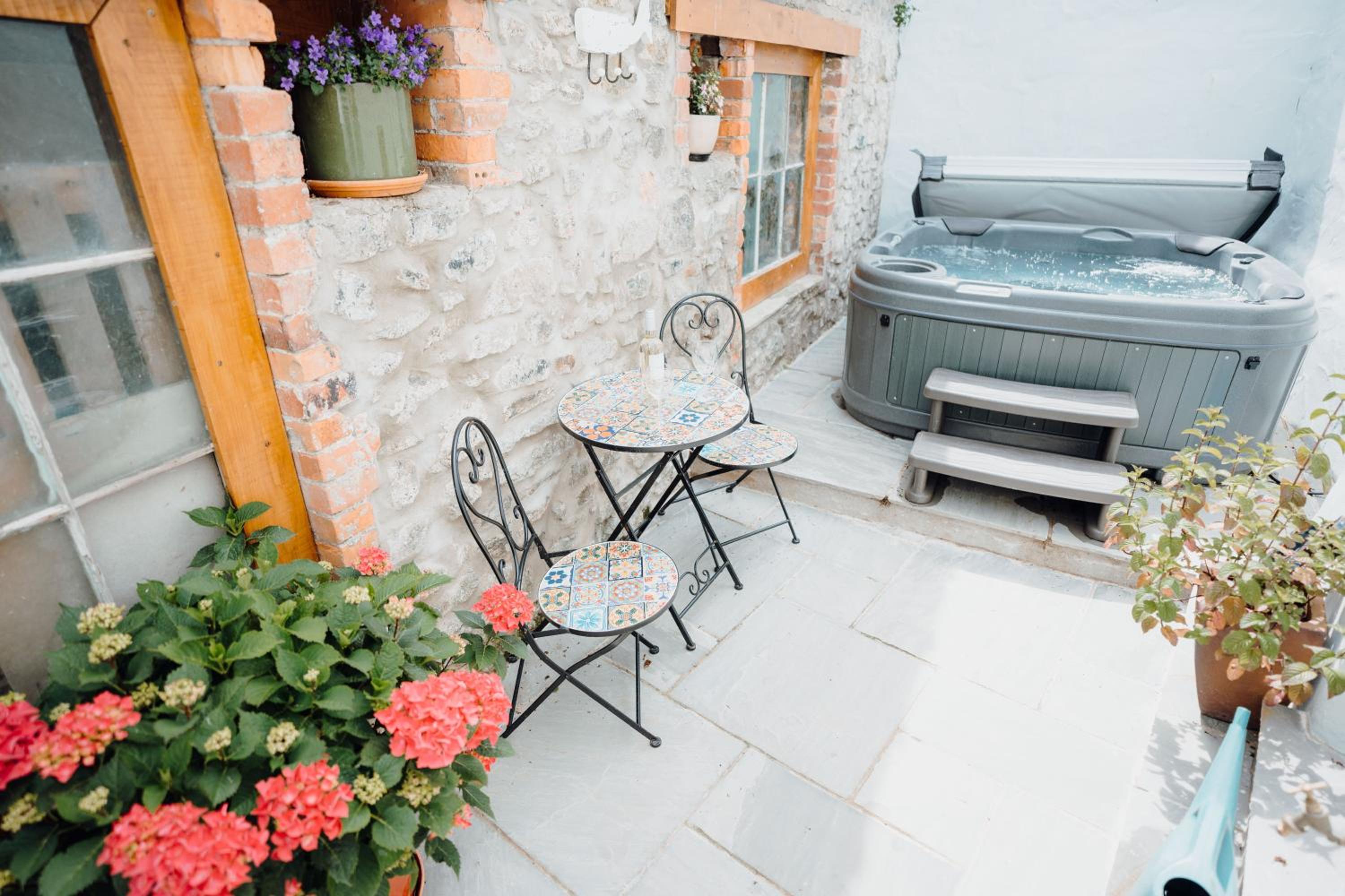 Quaint cosy cottage with a hot tub in Tenby centre view 3