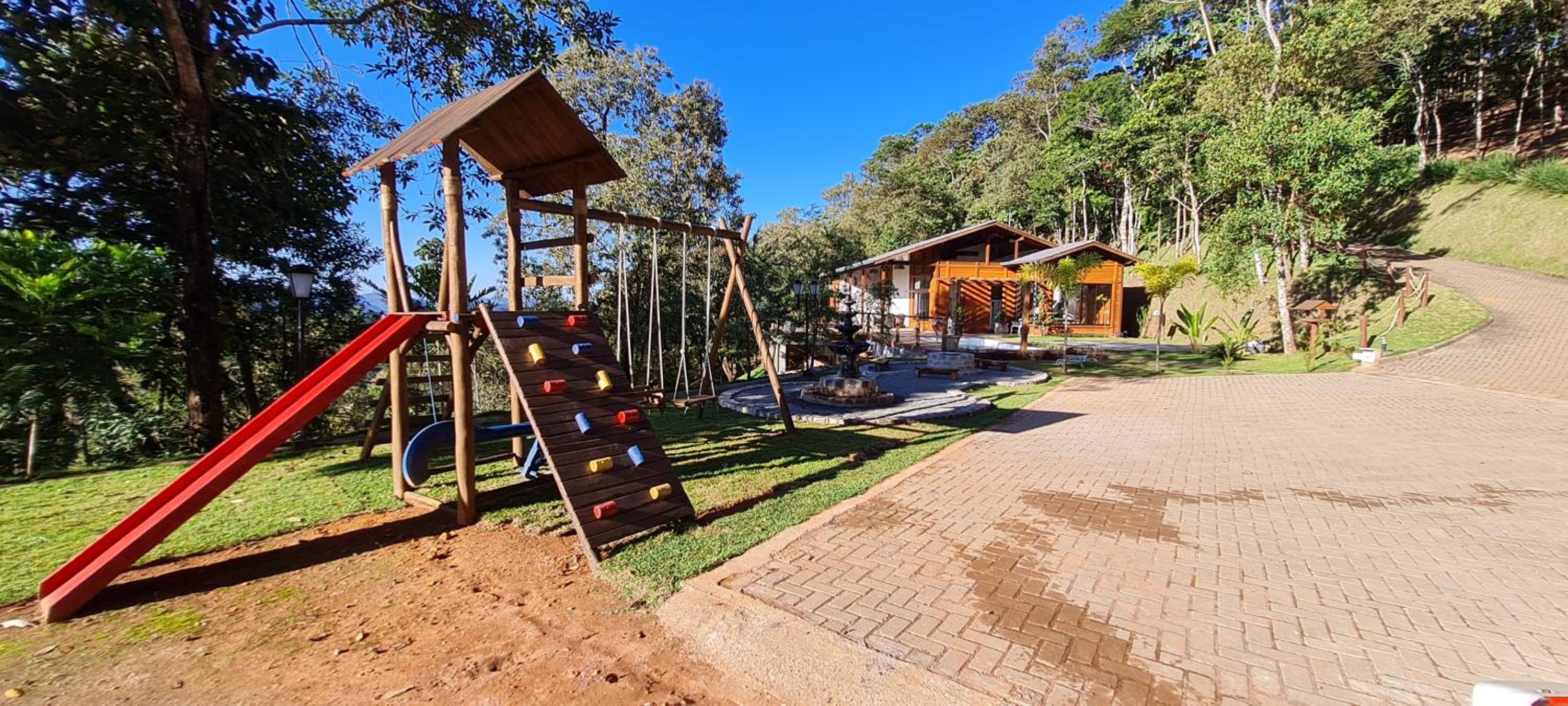 Linda Casa de Campo com Piscina na Rota dos Ipês