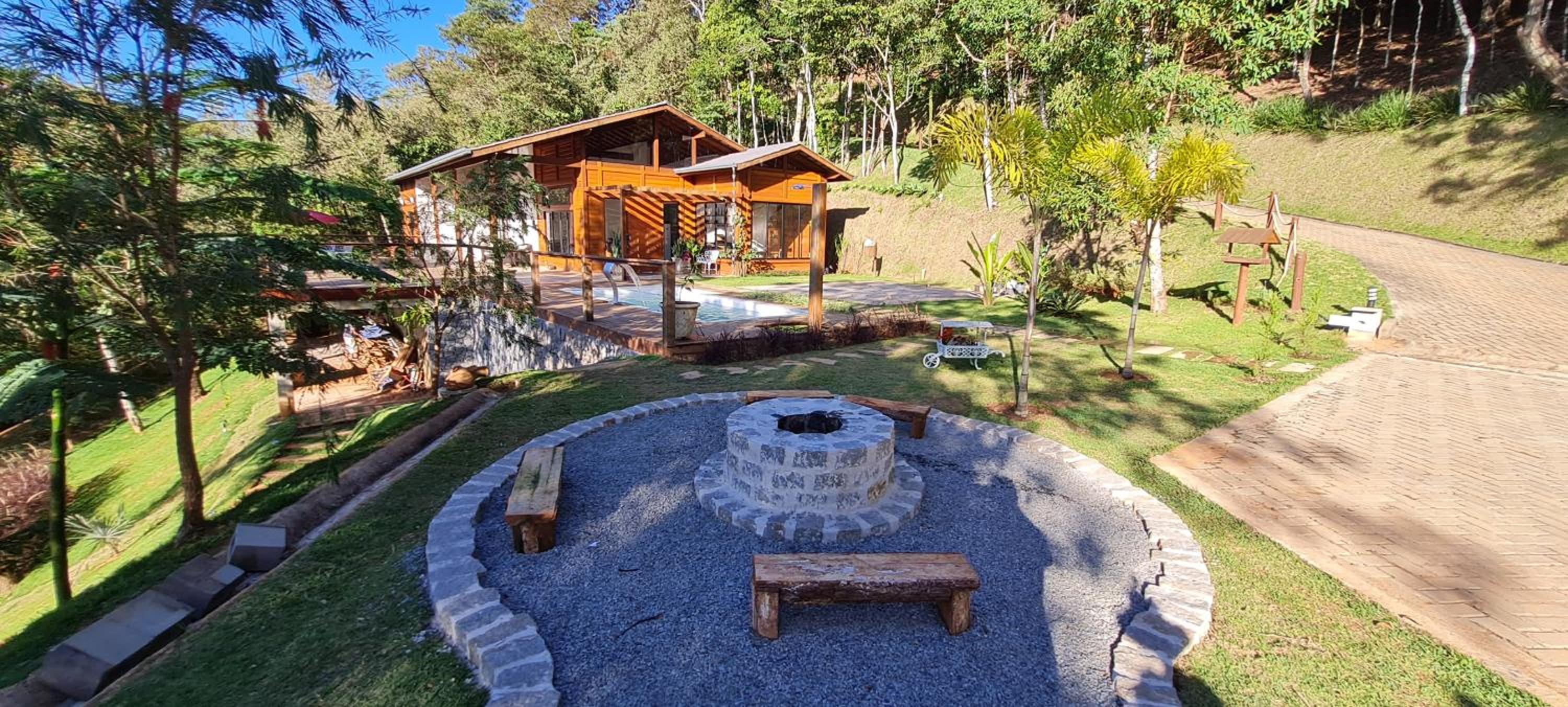 Linda Casa de Campo com Piscina na Rota dos Ipês
