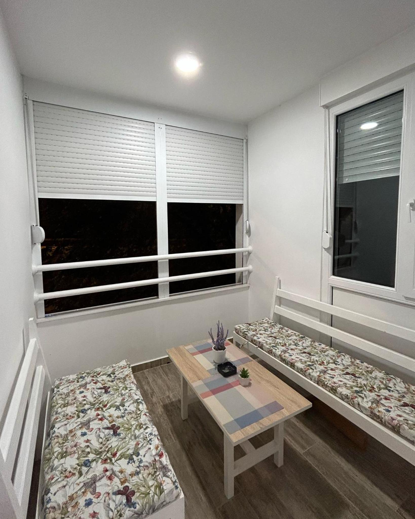 Mirrors Apartmani
