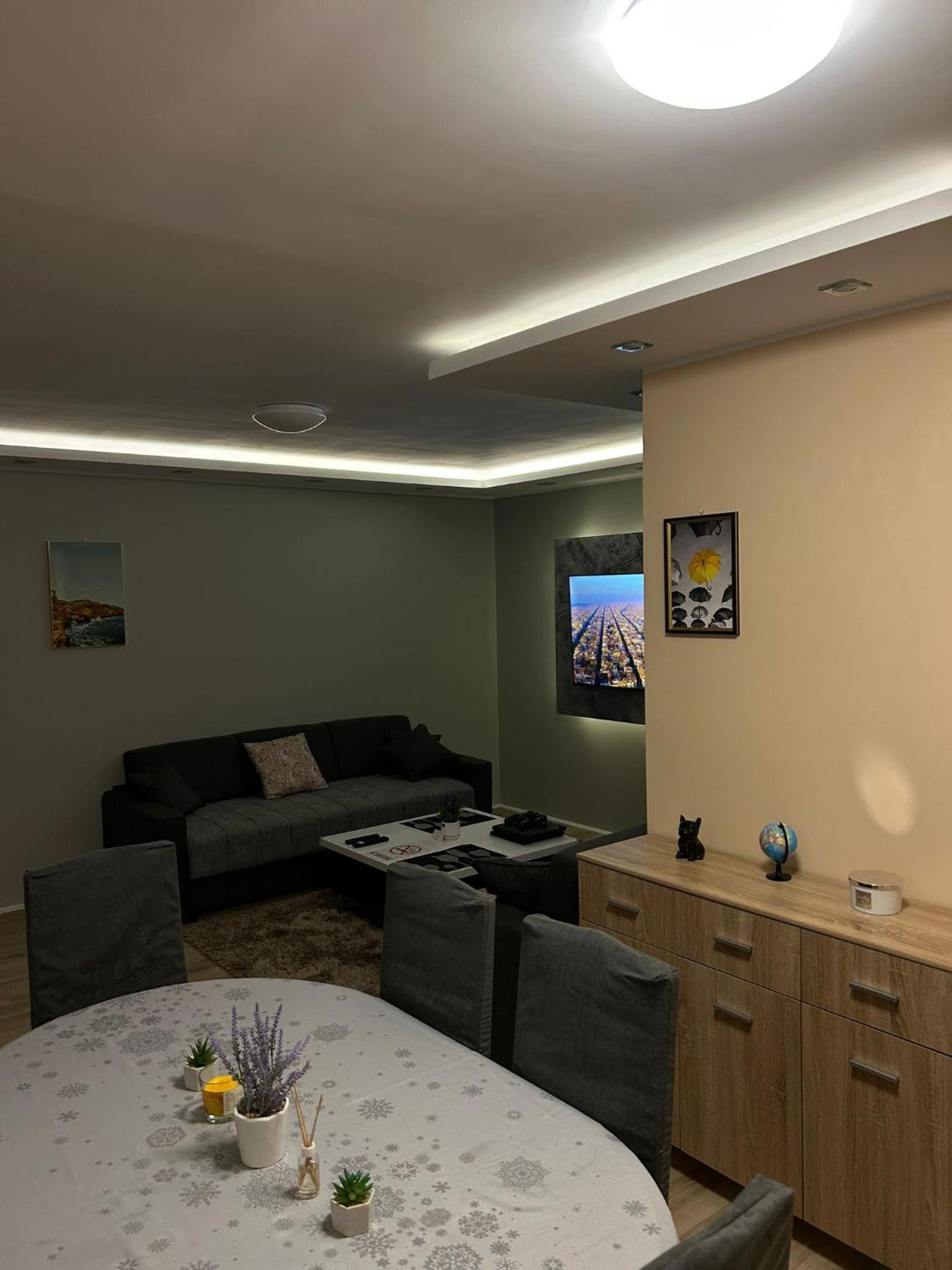 Mirrors Apartmani