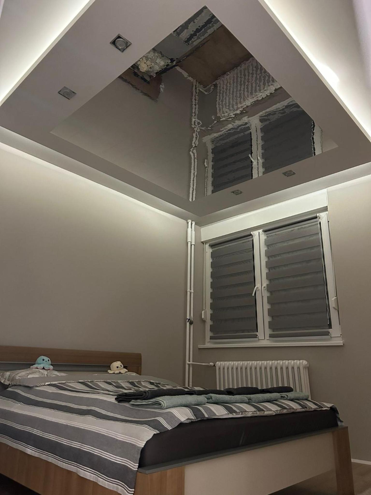 Mirrors Apartmani
