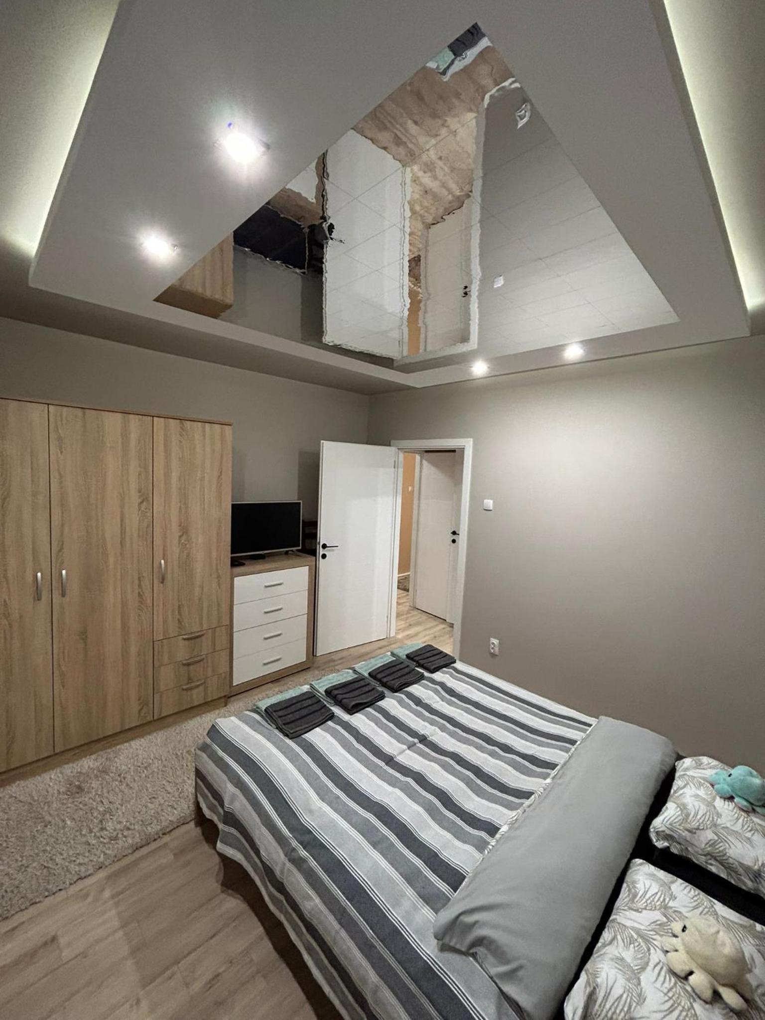 Mirrors Apartmani