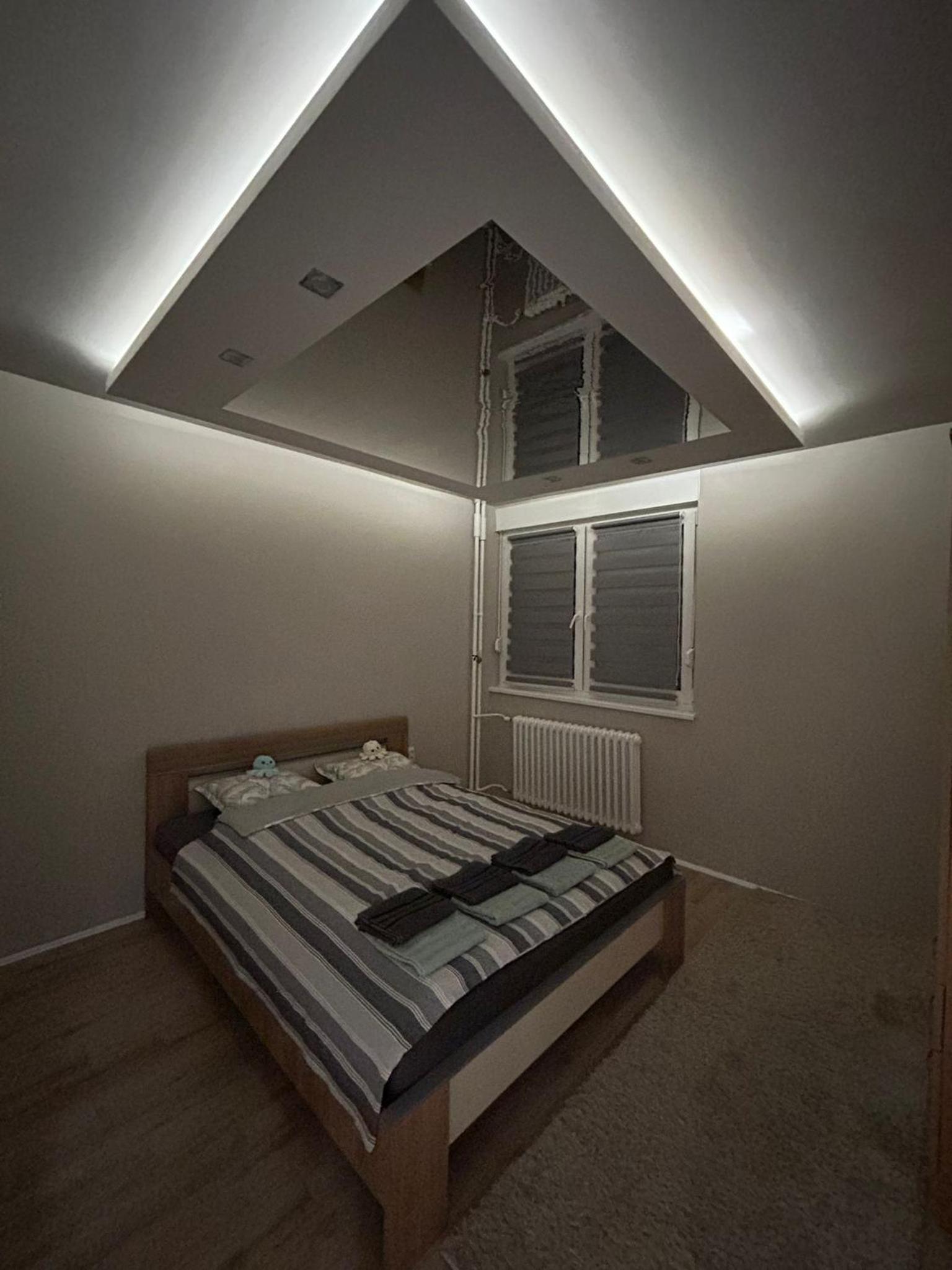 Mirrors Apartmani