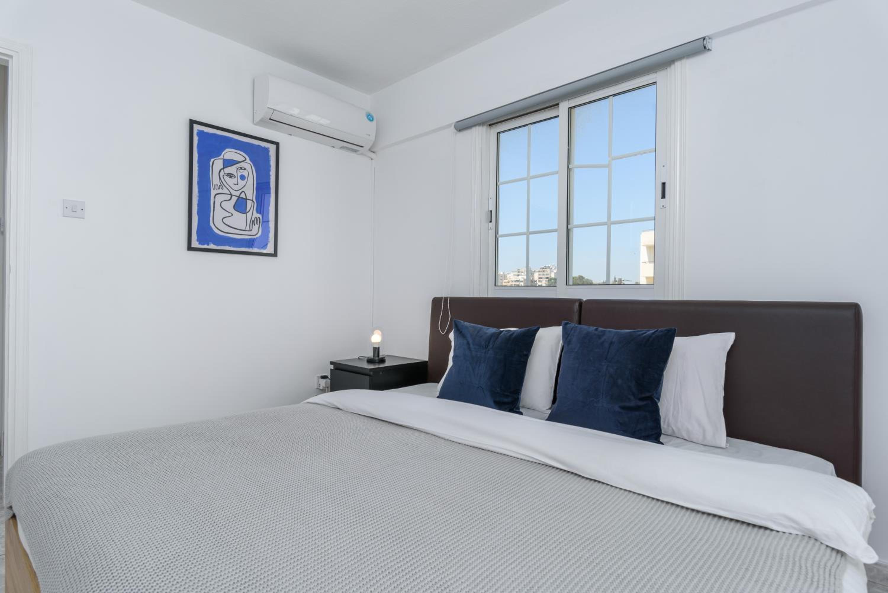 White 1-Bedroom Apartment & Sundeck By Mackenzie Beach