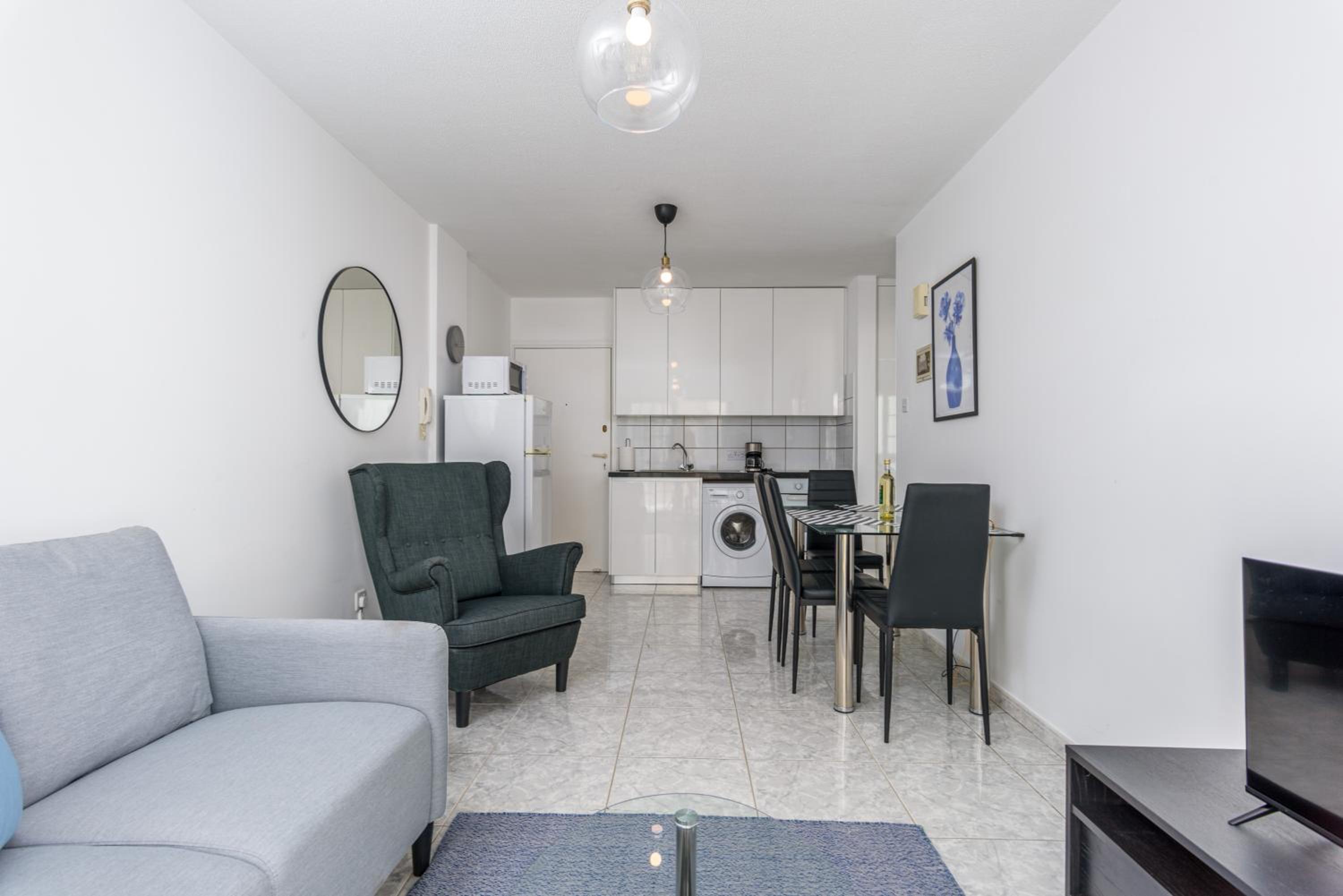 White 1-Bedroom Apartment & Sundeck By Mackenzie Beach