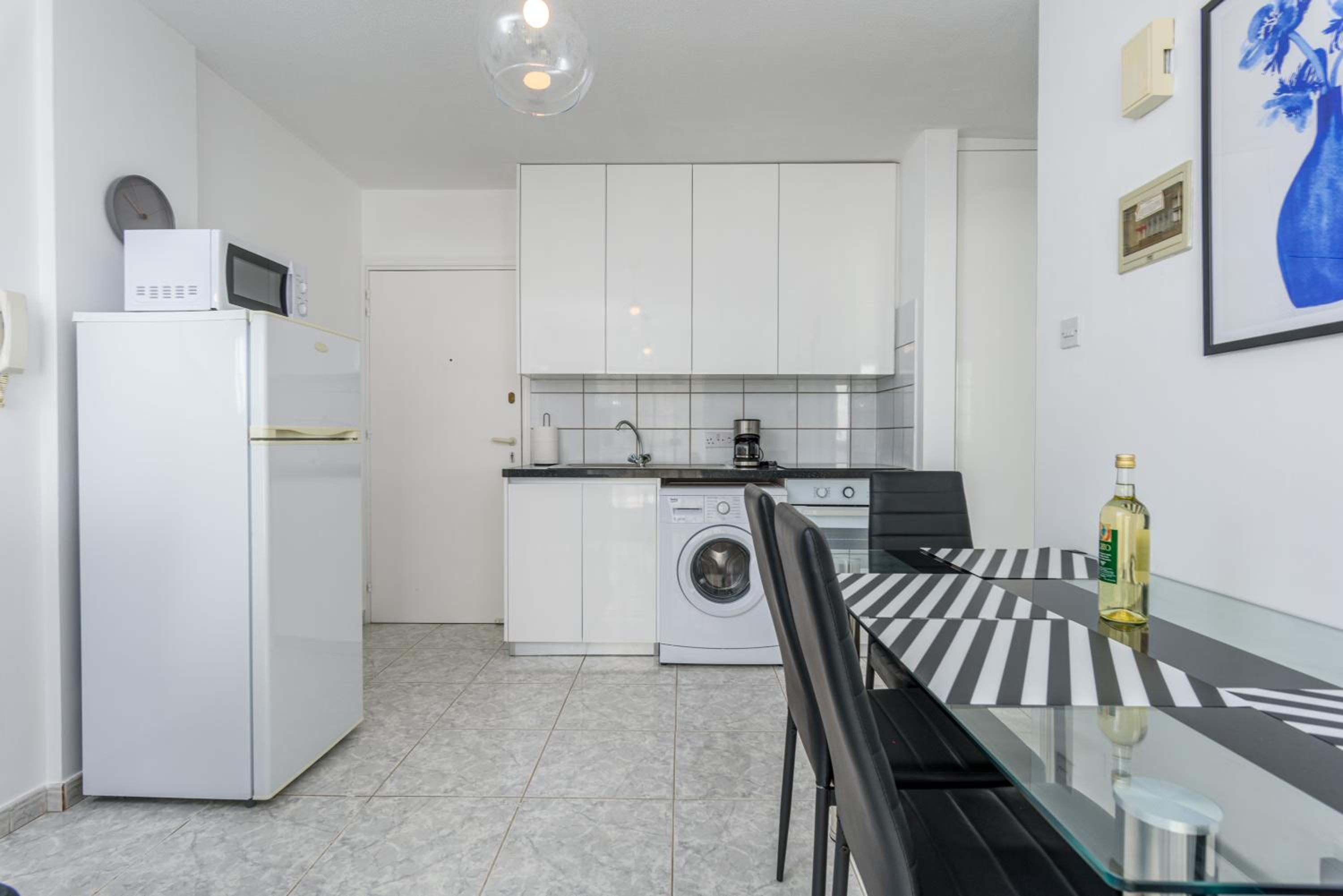 White 1-Bedroom Apartment & Sundeck By Mackenzie Beach