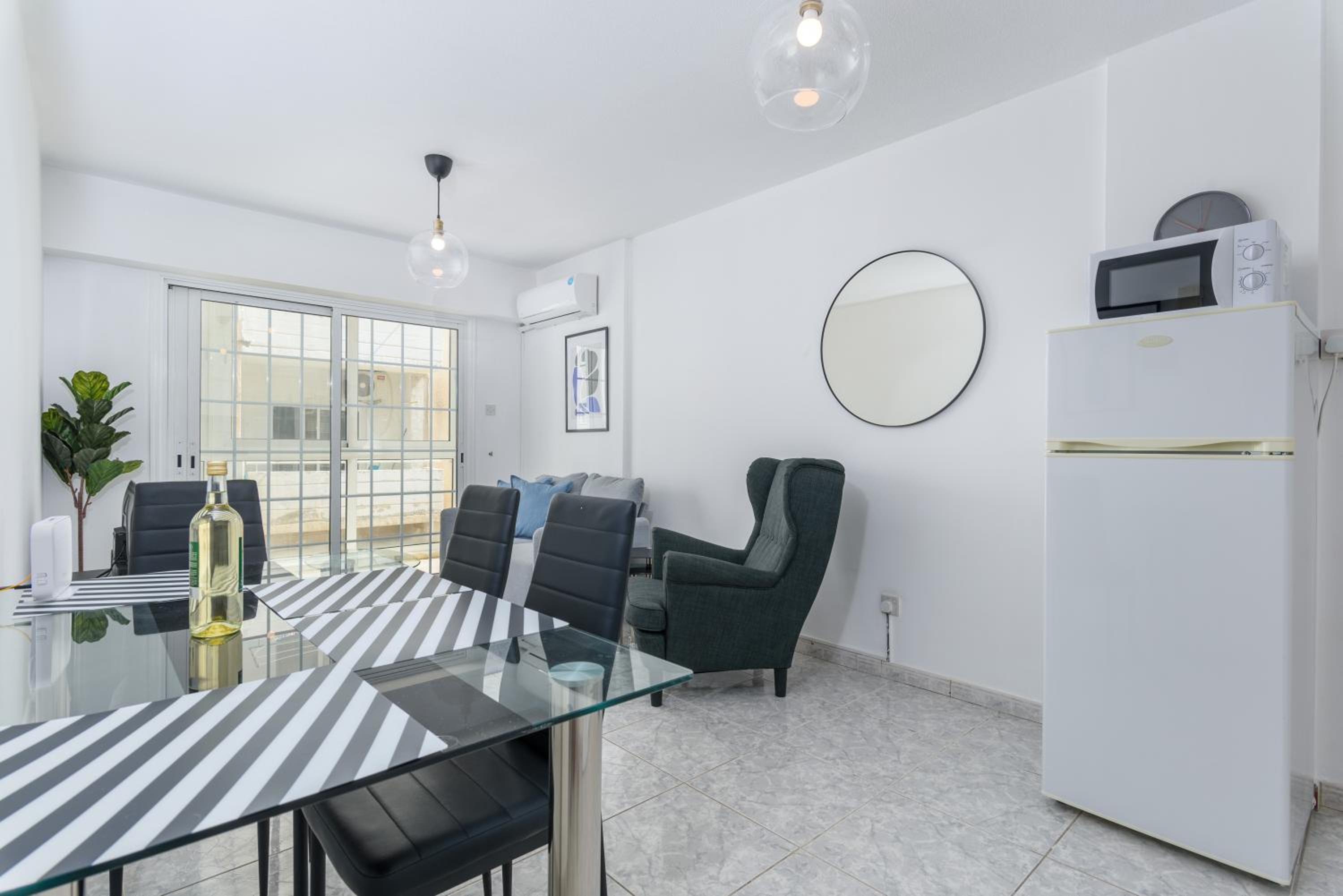 White 1-Bedroom Apartment & Sundeck By Mackenzie Beach