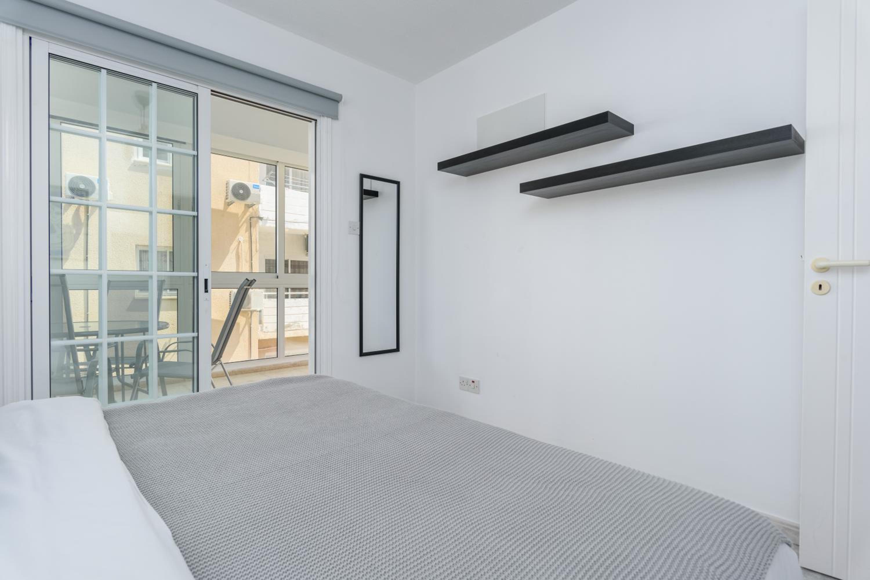 White 1-Bedroom Apartment & Sundeck By Mackenzie Beach