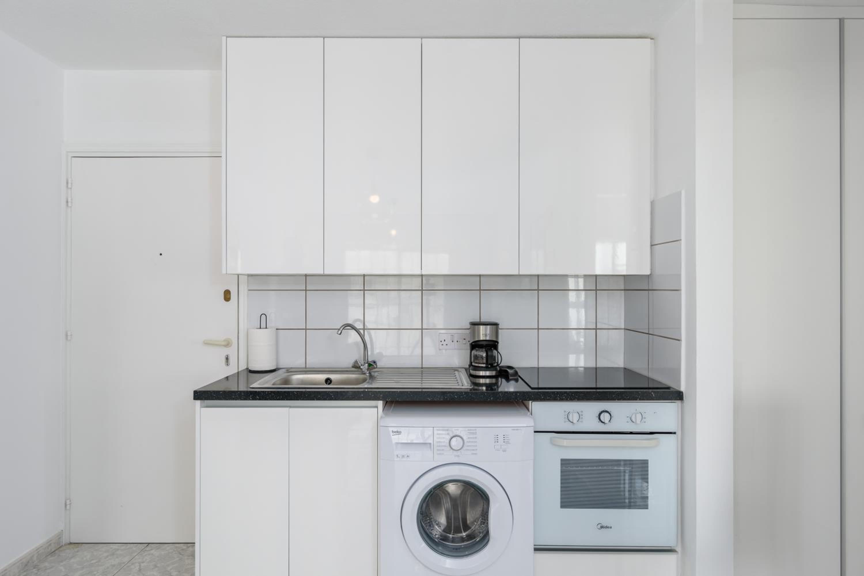 White 1-Bedroom Apartment & Sundeck By Mackenzie Beach