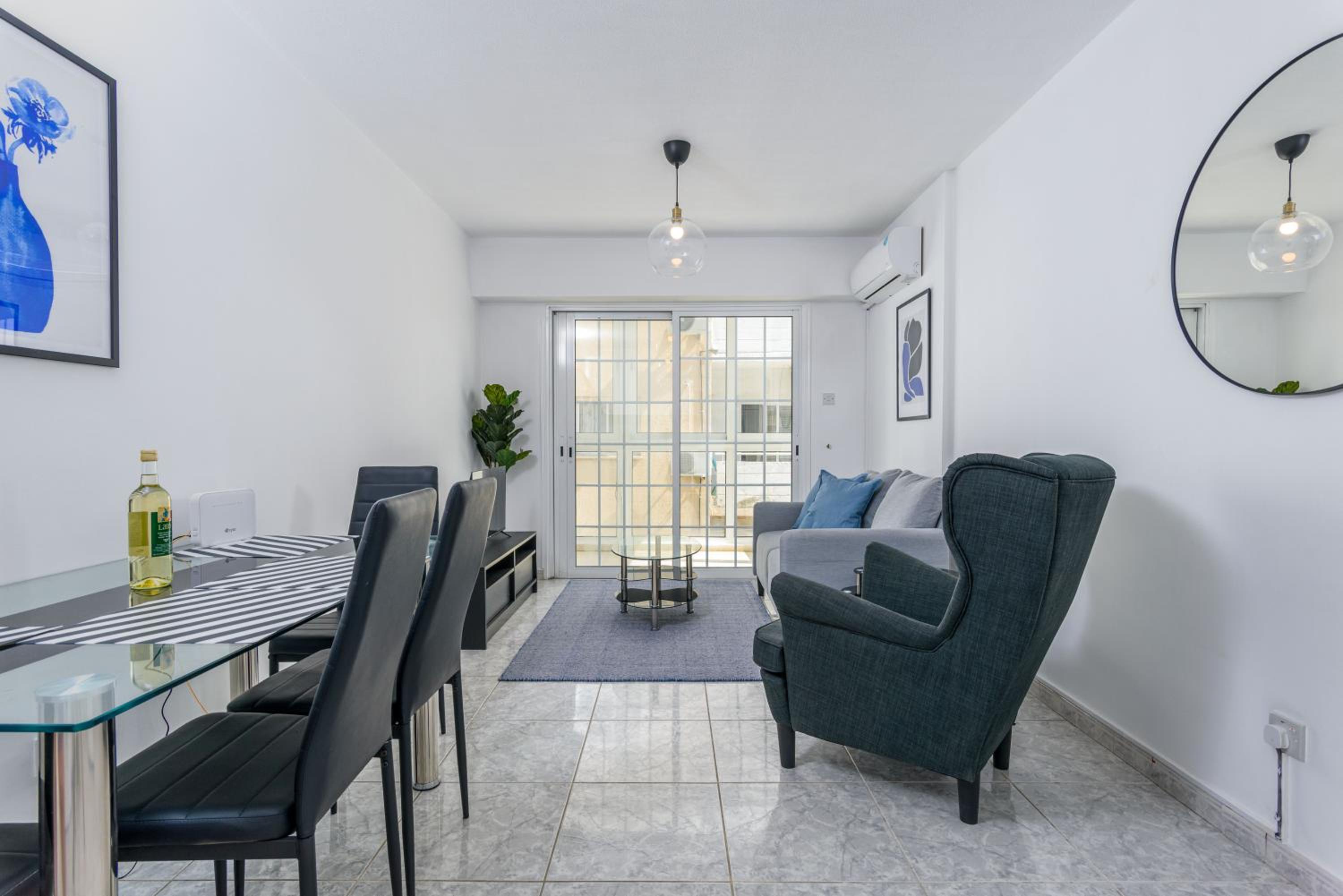 White 1-Bedroom Apartment & Sundeck By Mackenzie Beach