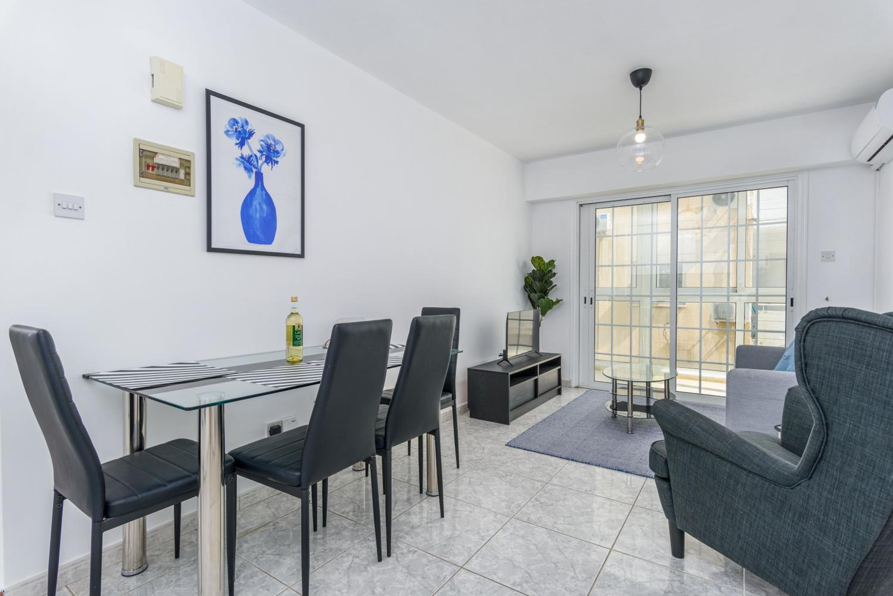 White 1-Bedroom Apartment & Sundeck By Mackenzie Beach