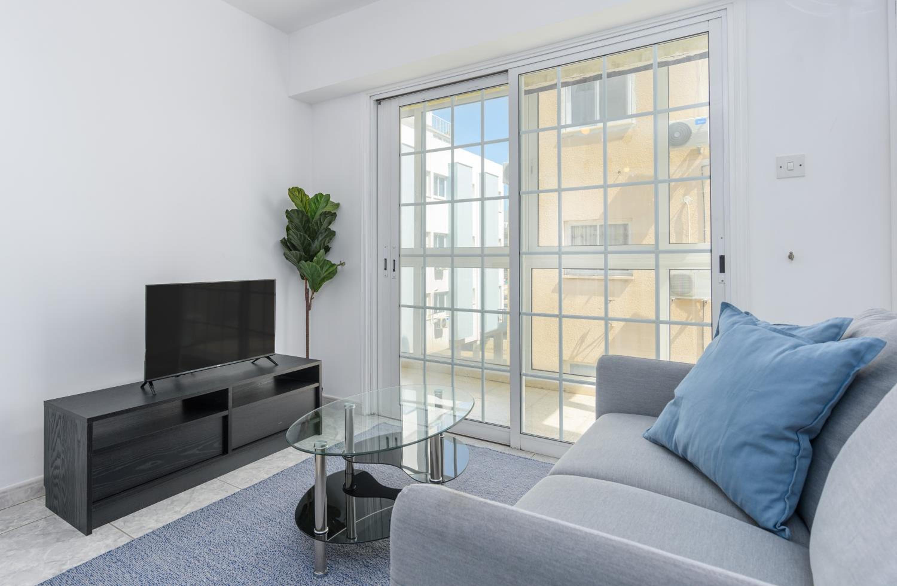 White 1-Bedroom Apartment & Sundeck By Mackenzie Beach