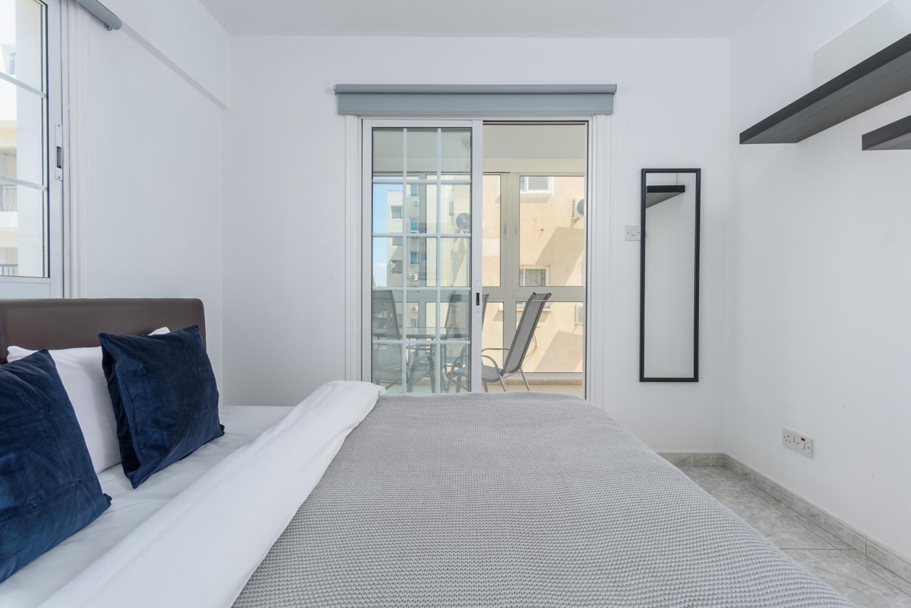 White 1-Bedroom Apartment & Sundeck By Mackenzie Beach