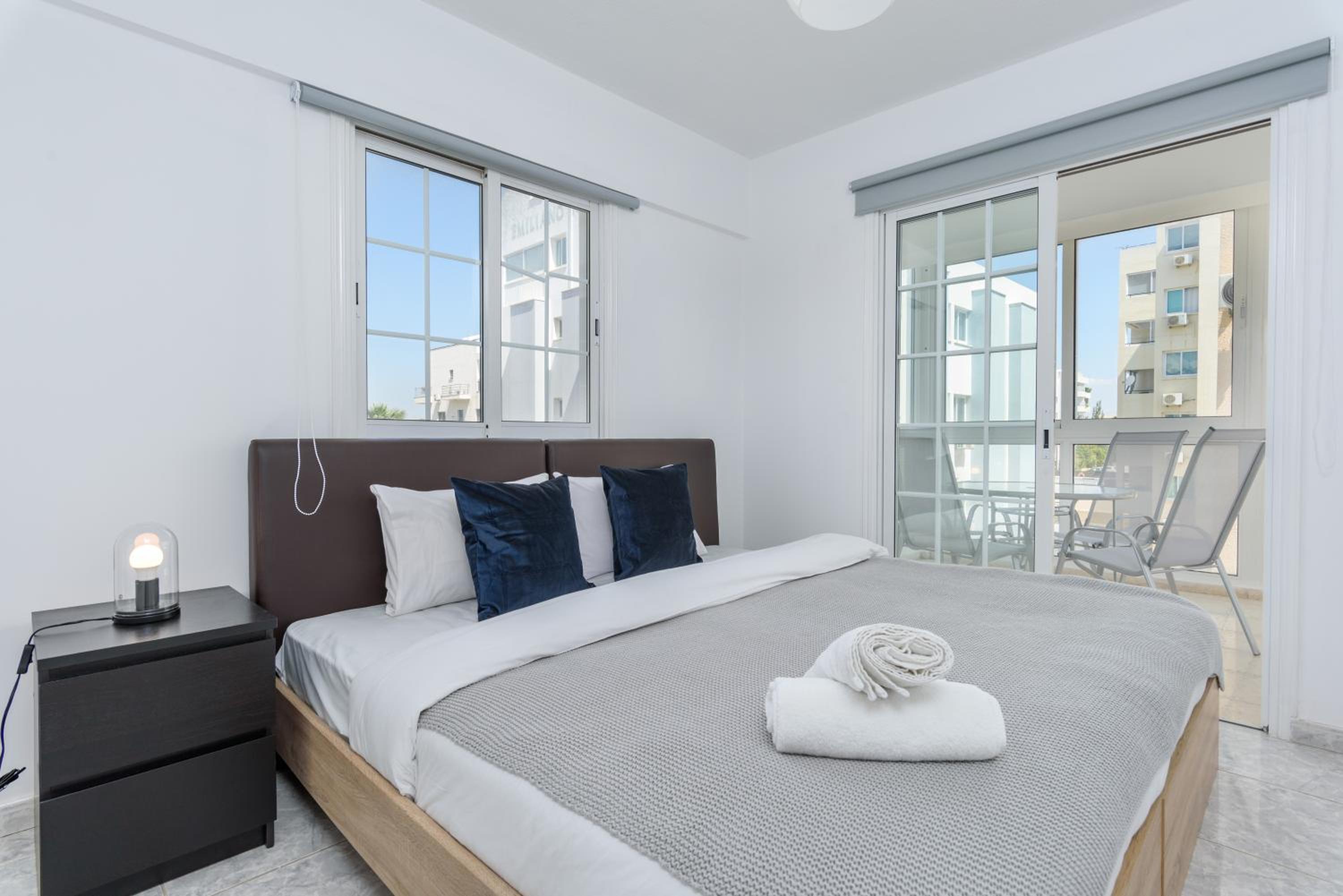 White 1-Bedroom Apartment & Sundeck By Mackenzie Beach