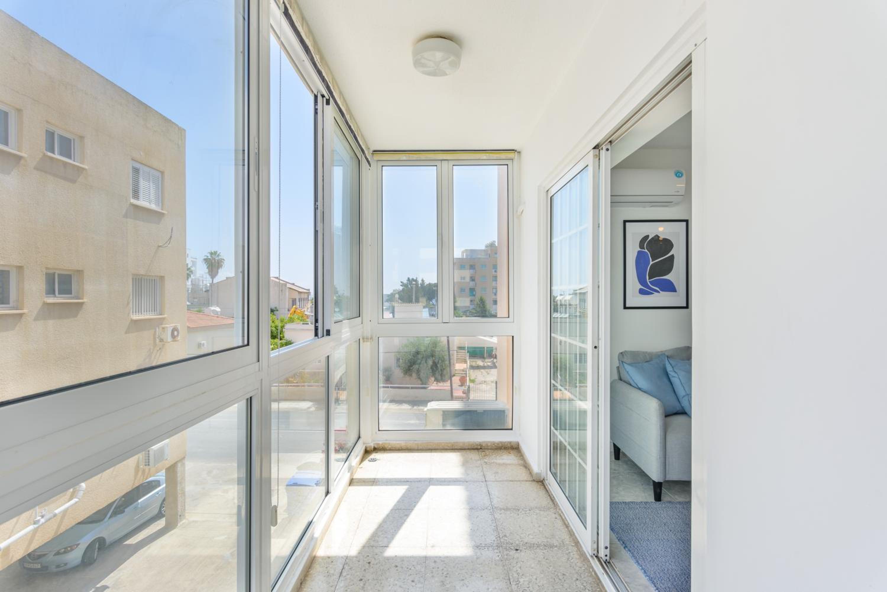 White 1-Bedroom Apartment & Sundeck By Mackenzie Beach