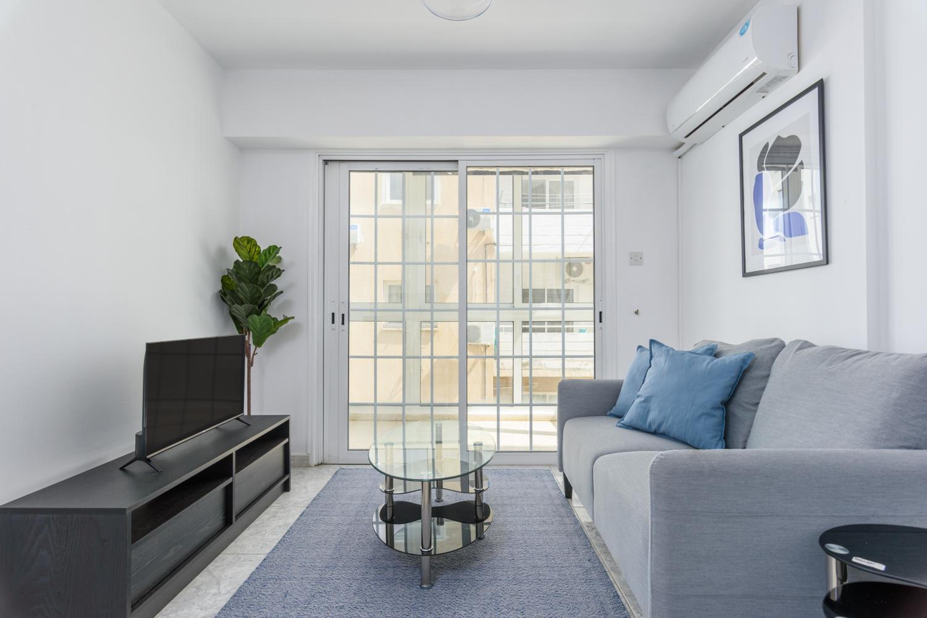White 1-Bedroom Apartment & Sundeck By Mackenzie Beach