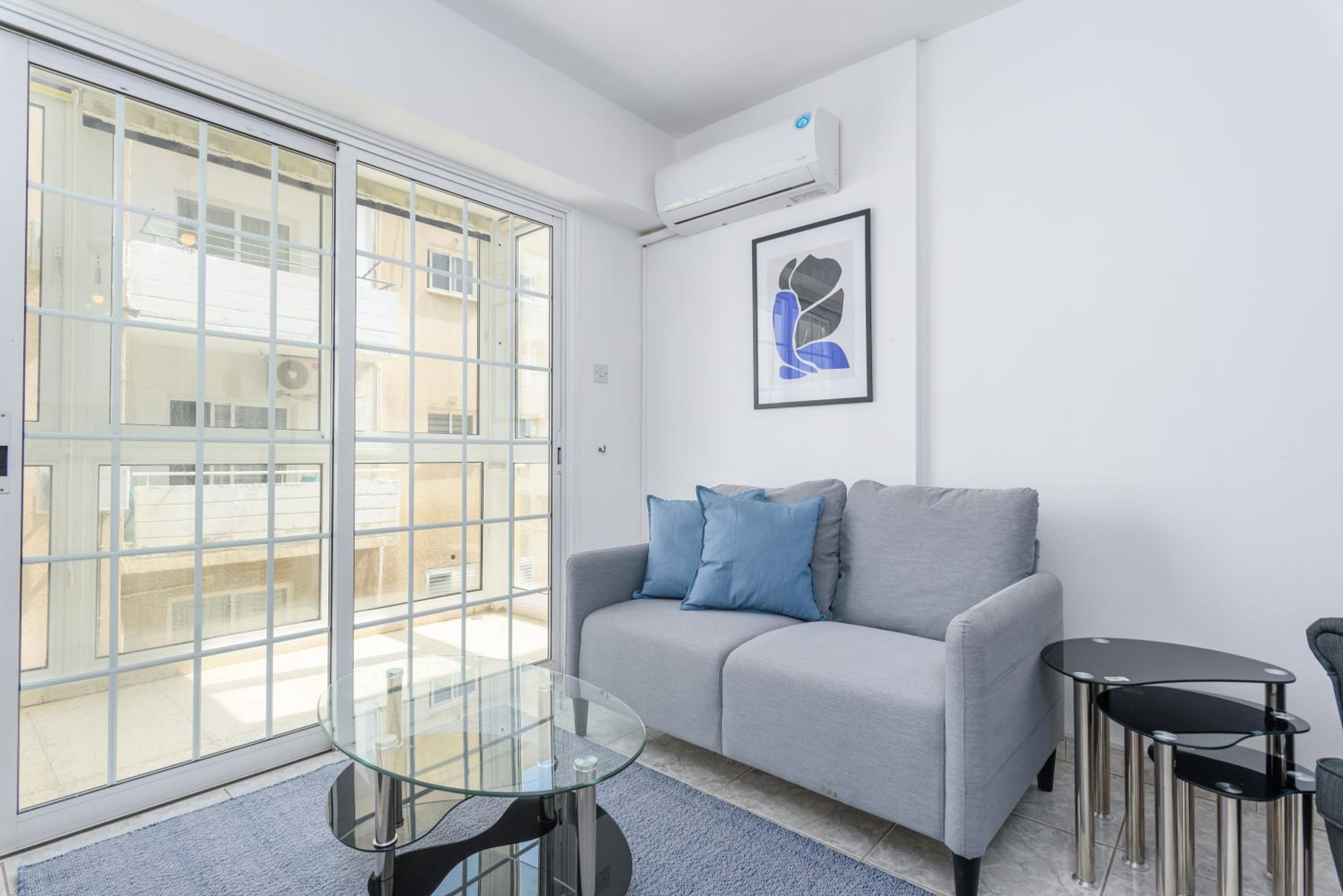 White 1-Bedroom Apartment & Sundeck By Mackenzie Beach
