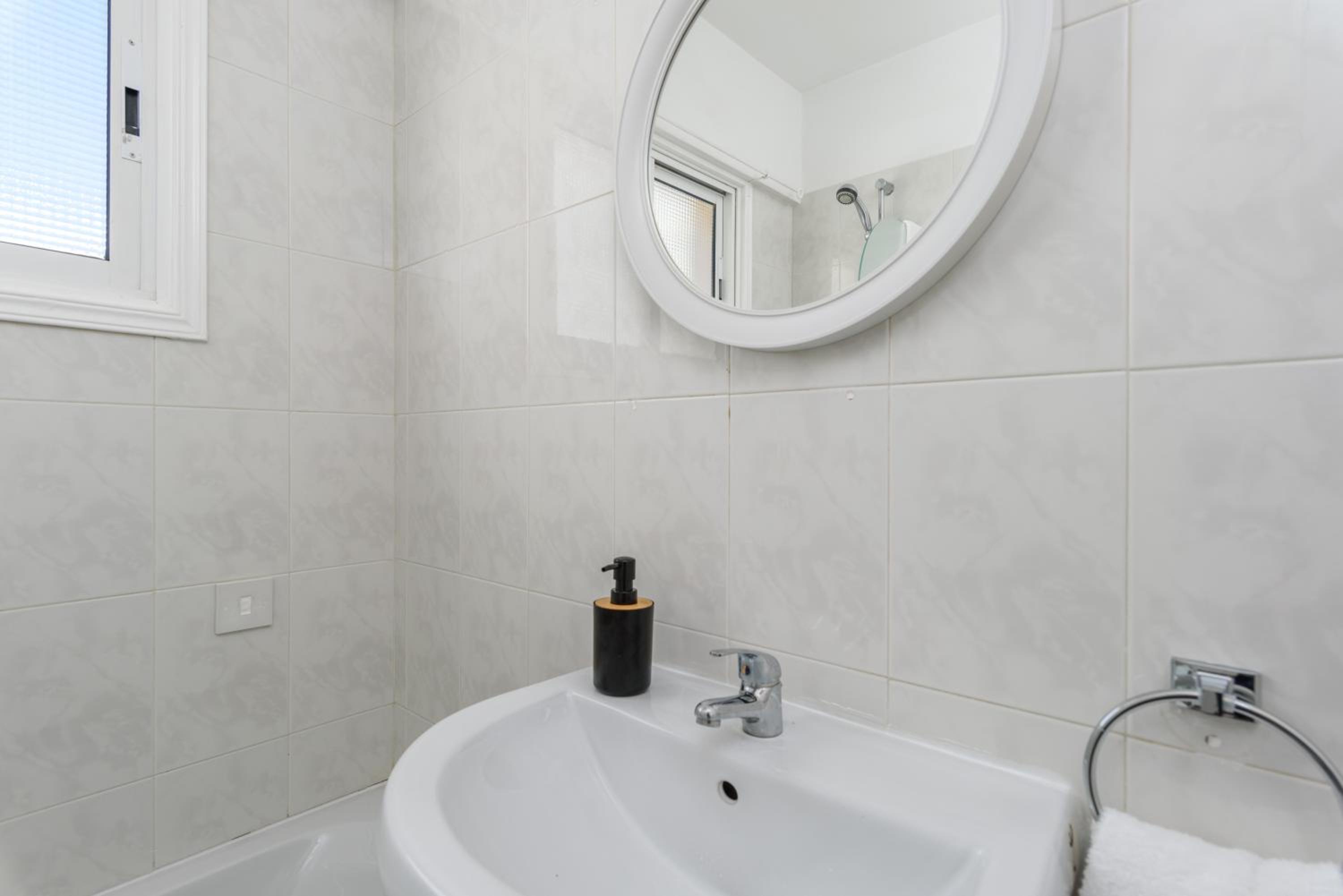 White 1-Bedroom Apartment & Sundeck By Mackenzie Beach