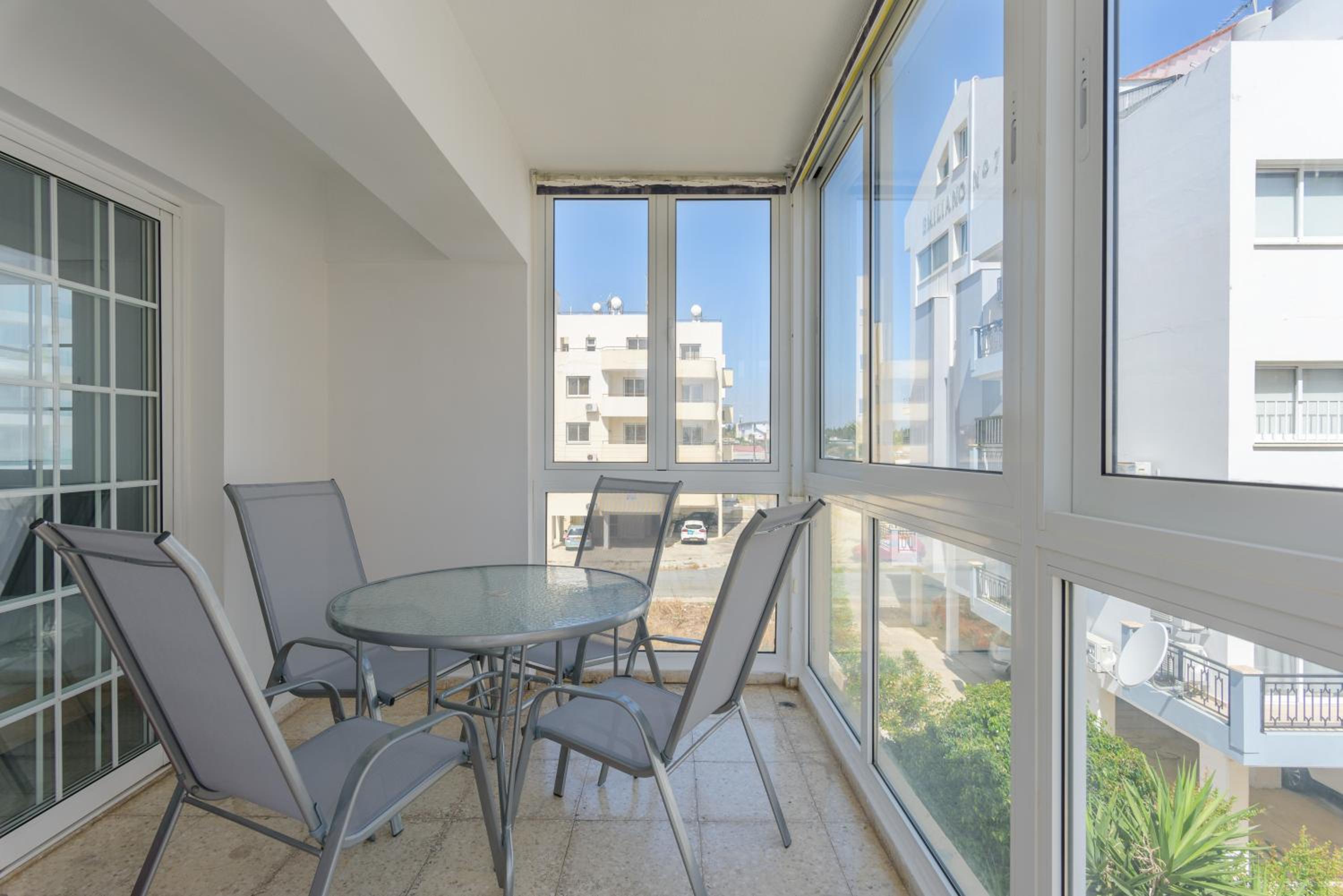 White 1-Bedroom Apartment & Sundeck By Mackenzie Beach