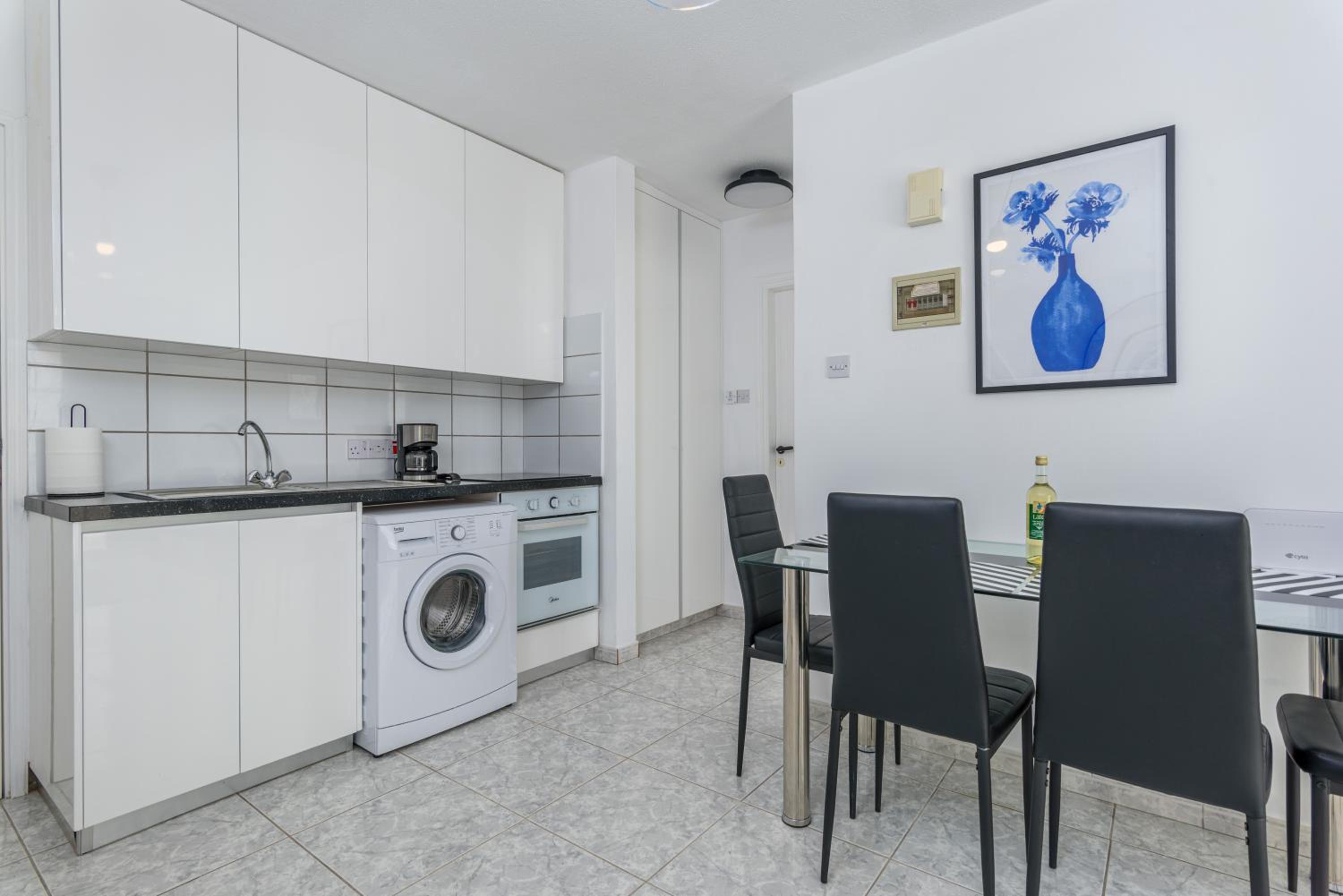 White 1-Bedroom Apartment & Sundeck By Mackenzie Beach