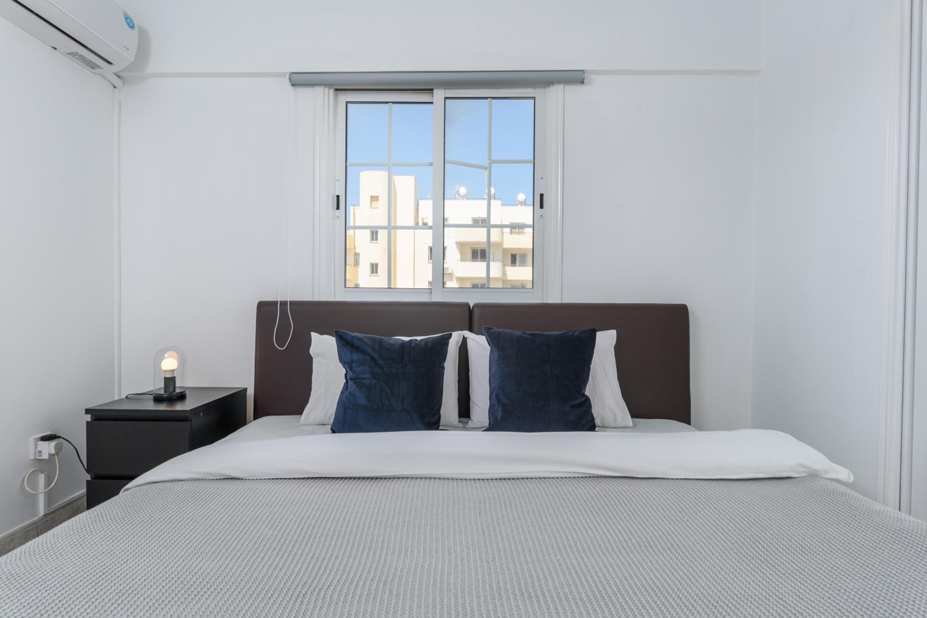 White 1-Bedroom Apartment & Sundeck By Mackenzie Beach