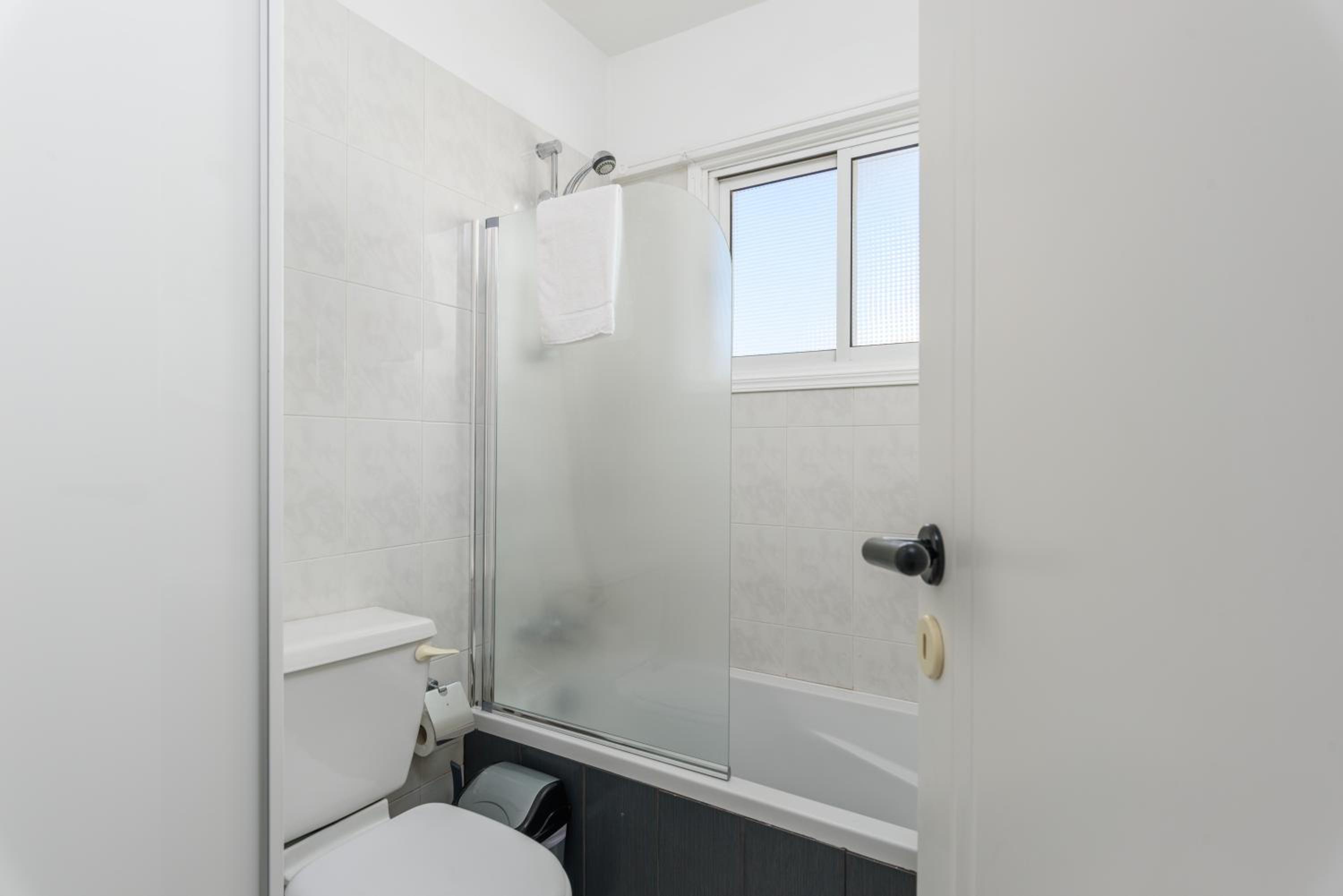 White 1-Bedroom Apartment & Sundeck By Mackenzie Beach