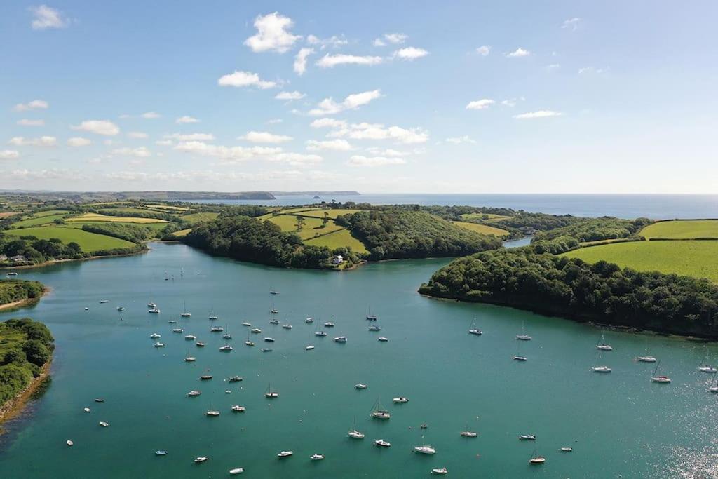 Luxury holiday cottage by the harbour in St Mawes view 4
