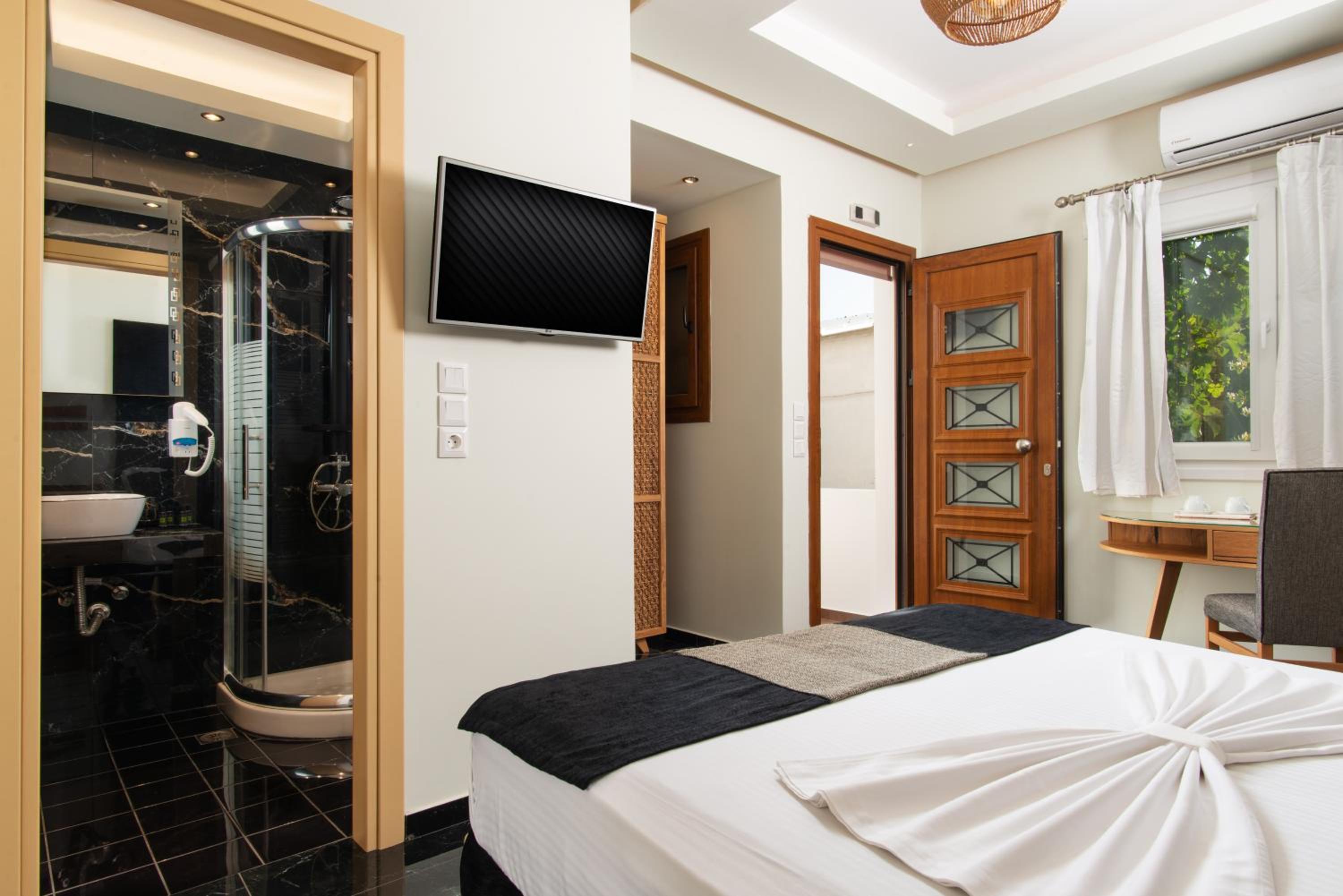 Angelica's Deluxe Rooms in Adamas view 2