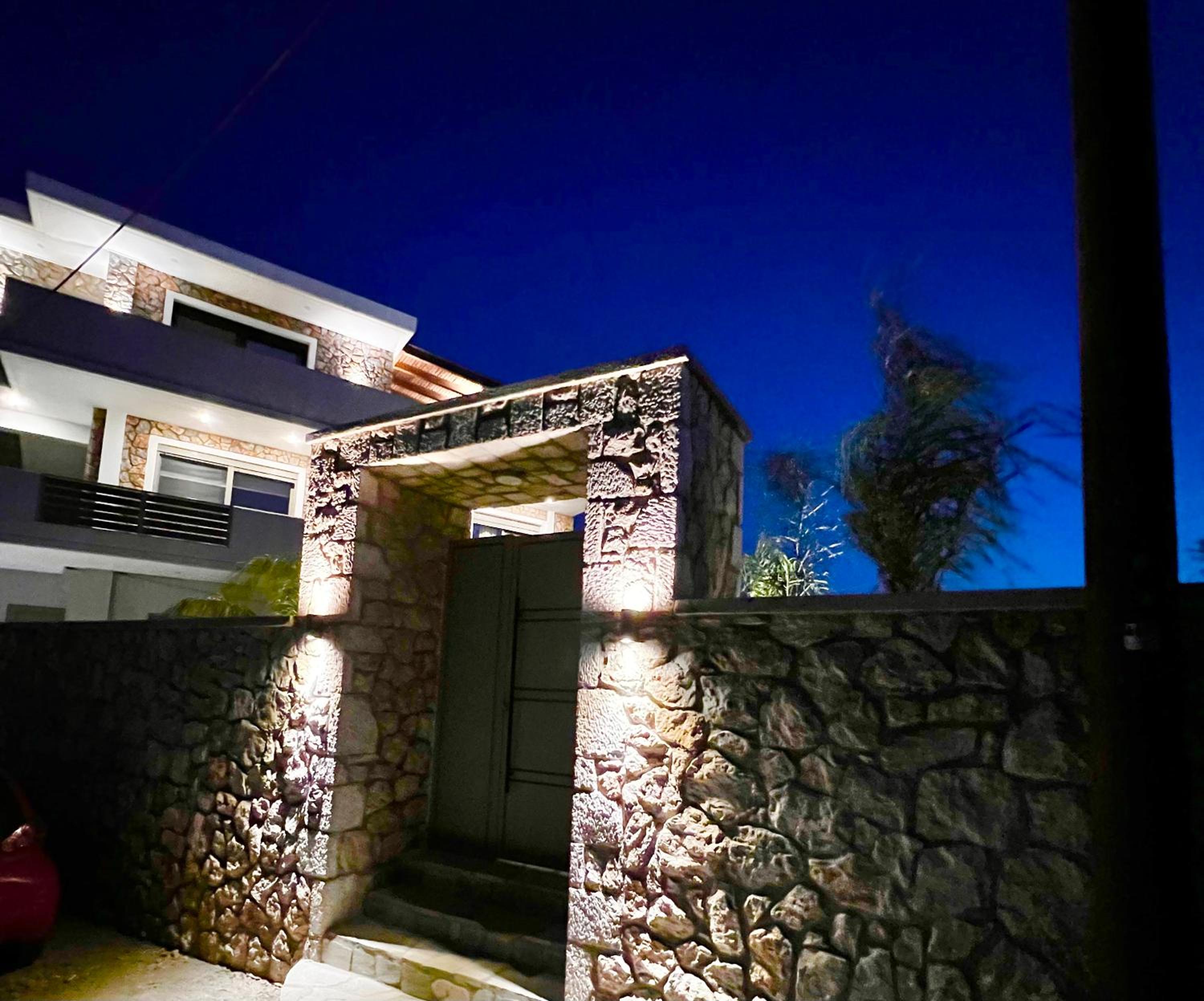 ODYSSEA Top View & Hot Jacuzzi Front Beach view 4