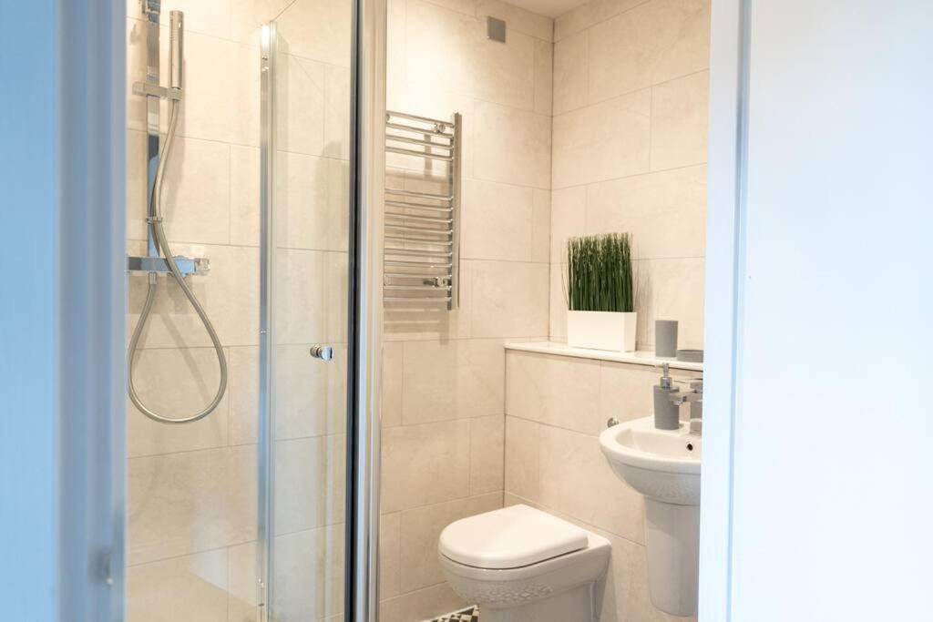 Century Central, Cardiff Bay, Modern Chic 2BR, Free Parking view 4