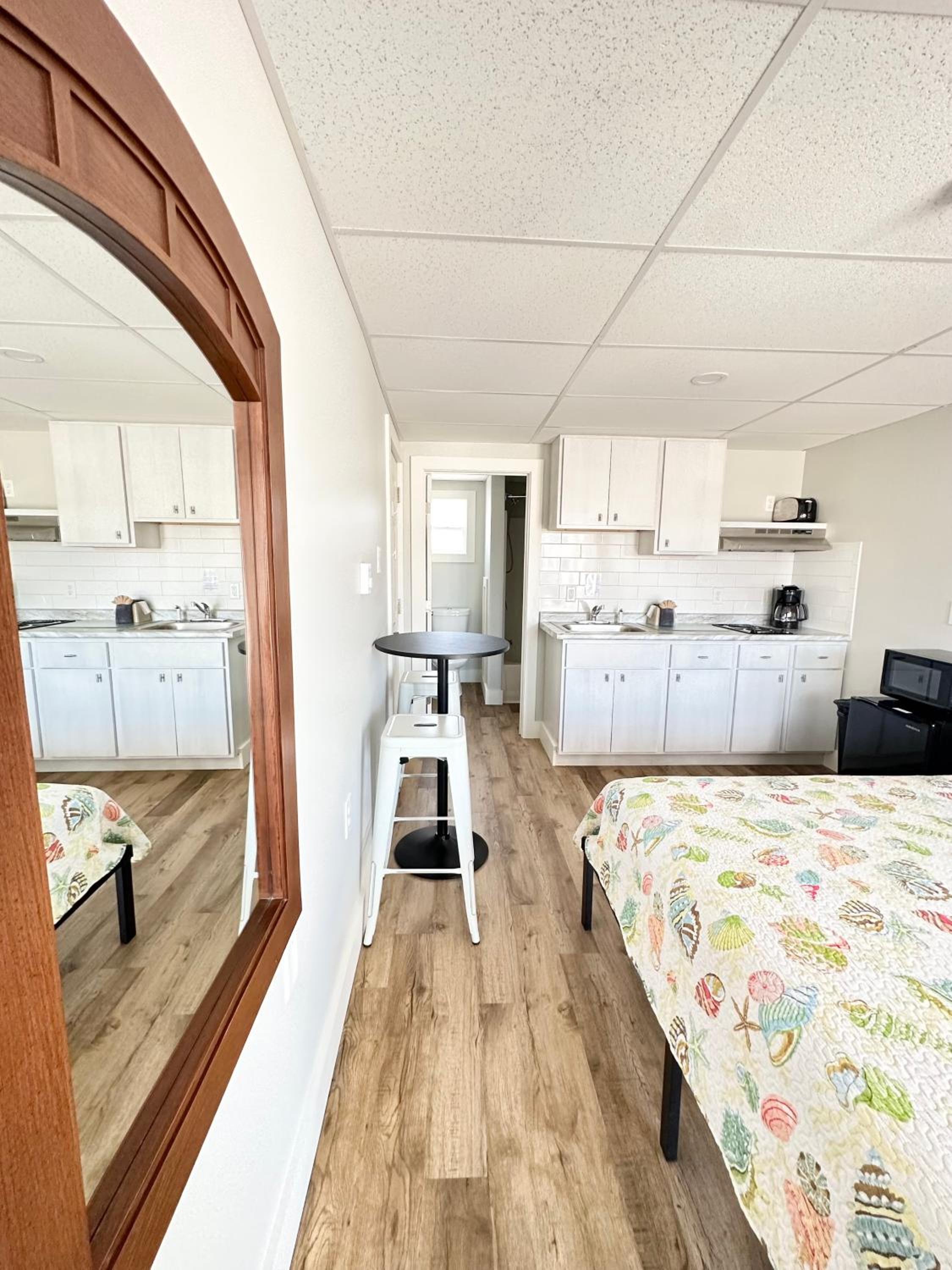 Abellona Inn & Suites