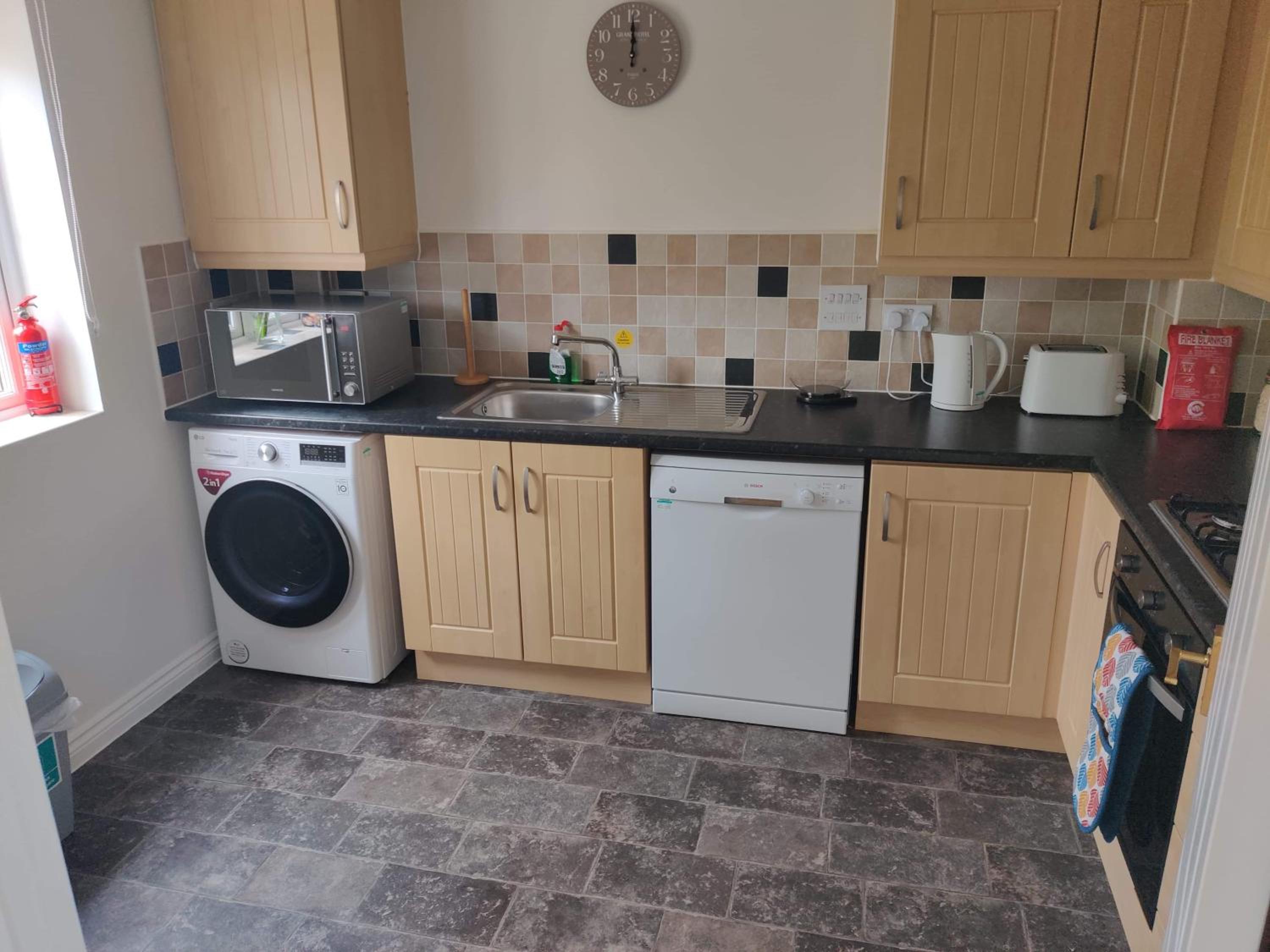 Stylish 3 bed home with allocated parking for 2 view 2