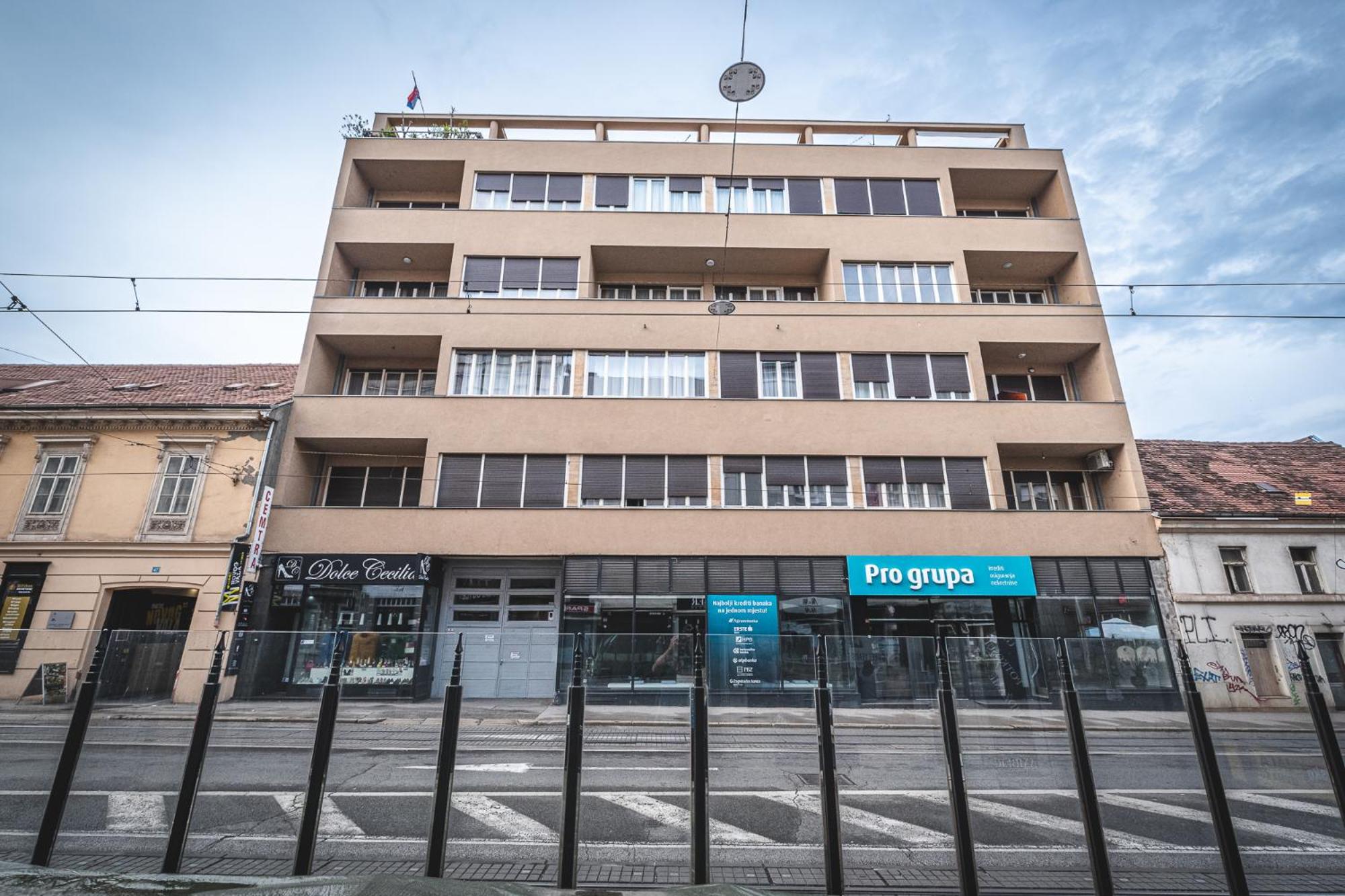Vlaska 69 Spacious & Central one bedroom apartment 60 m2 view 4