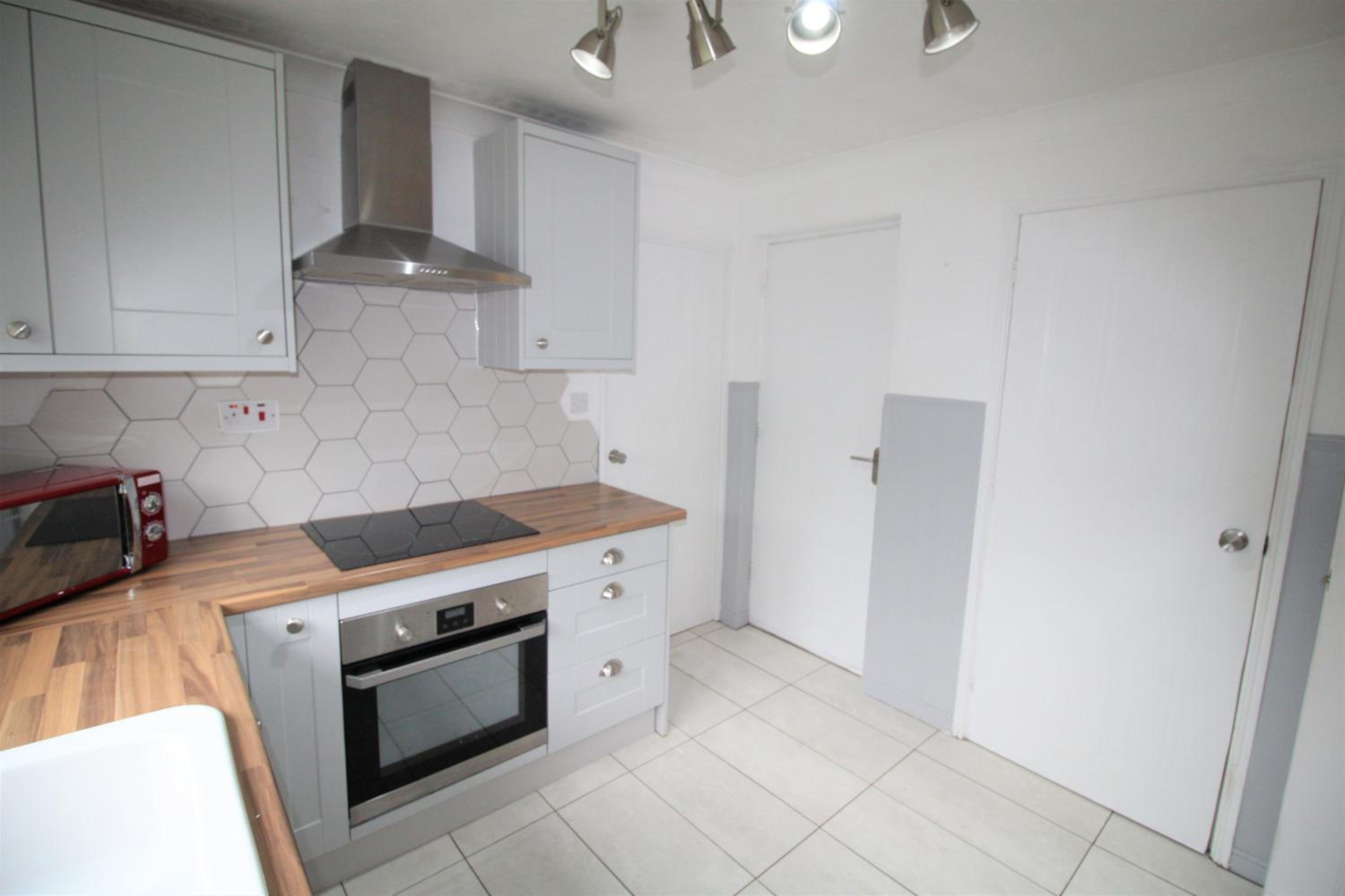 Detached House - 3 Bedrooms - 3 Bathrooms - Private Garden & Parking Plus Garage - Quiet Cul De Sac Location - Dog Friendly - Fast Wifi - Close to Motorway view 3
